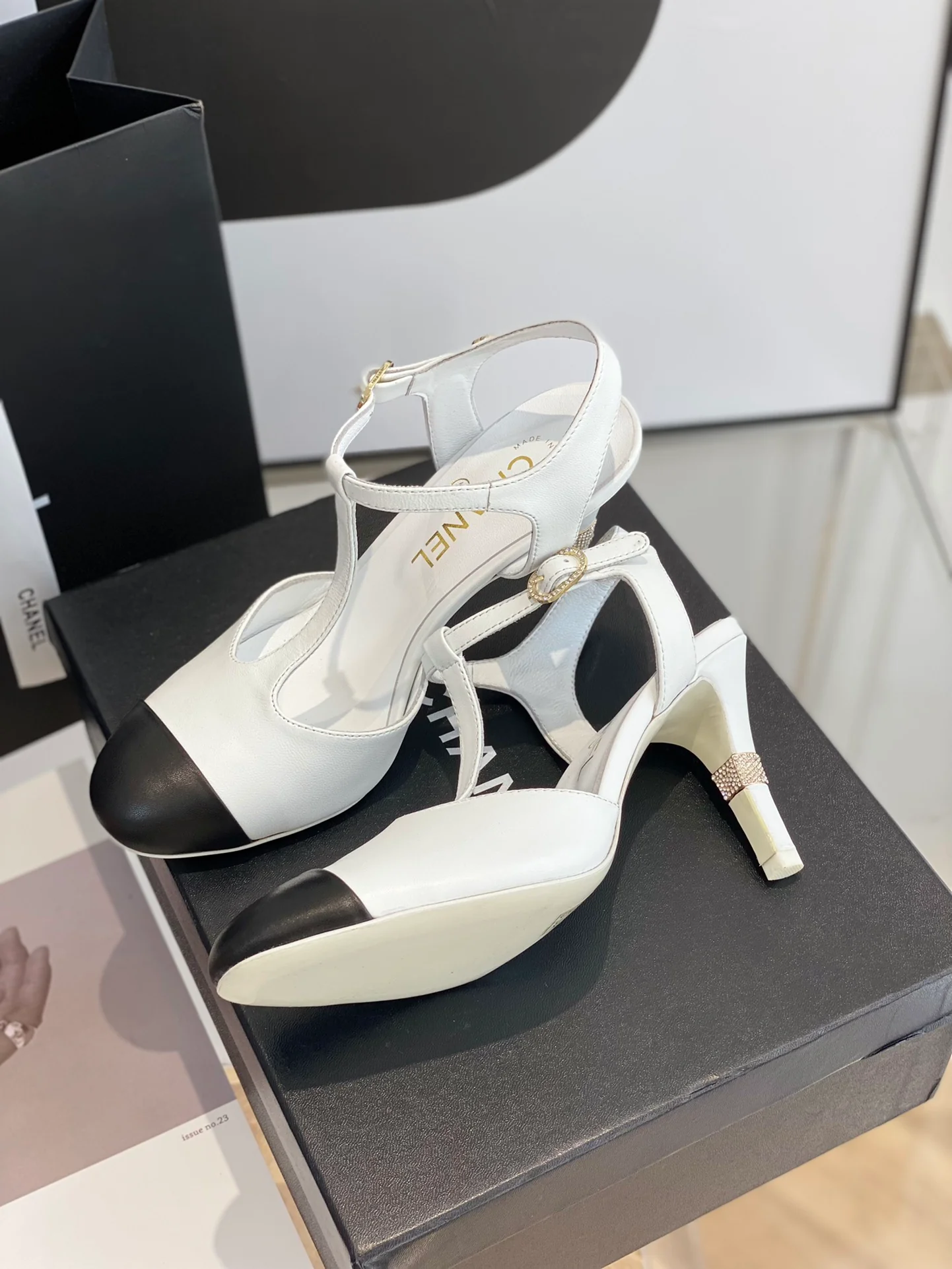 Новые туфли на каблуке Chanel Mary Jane - белые.