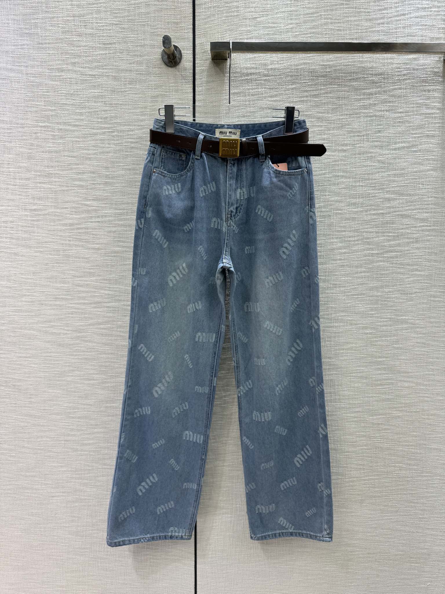 Джинсы Miu Miu 2404 с цветовыми блоками, логотипом, высокой талией и прямым кроем.