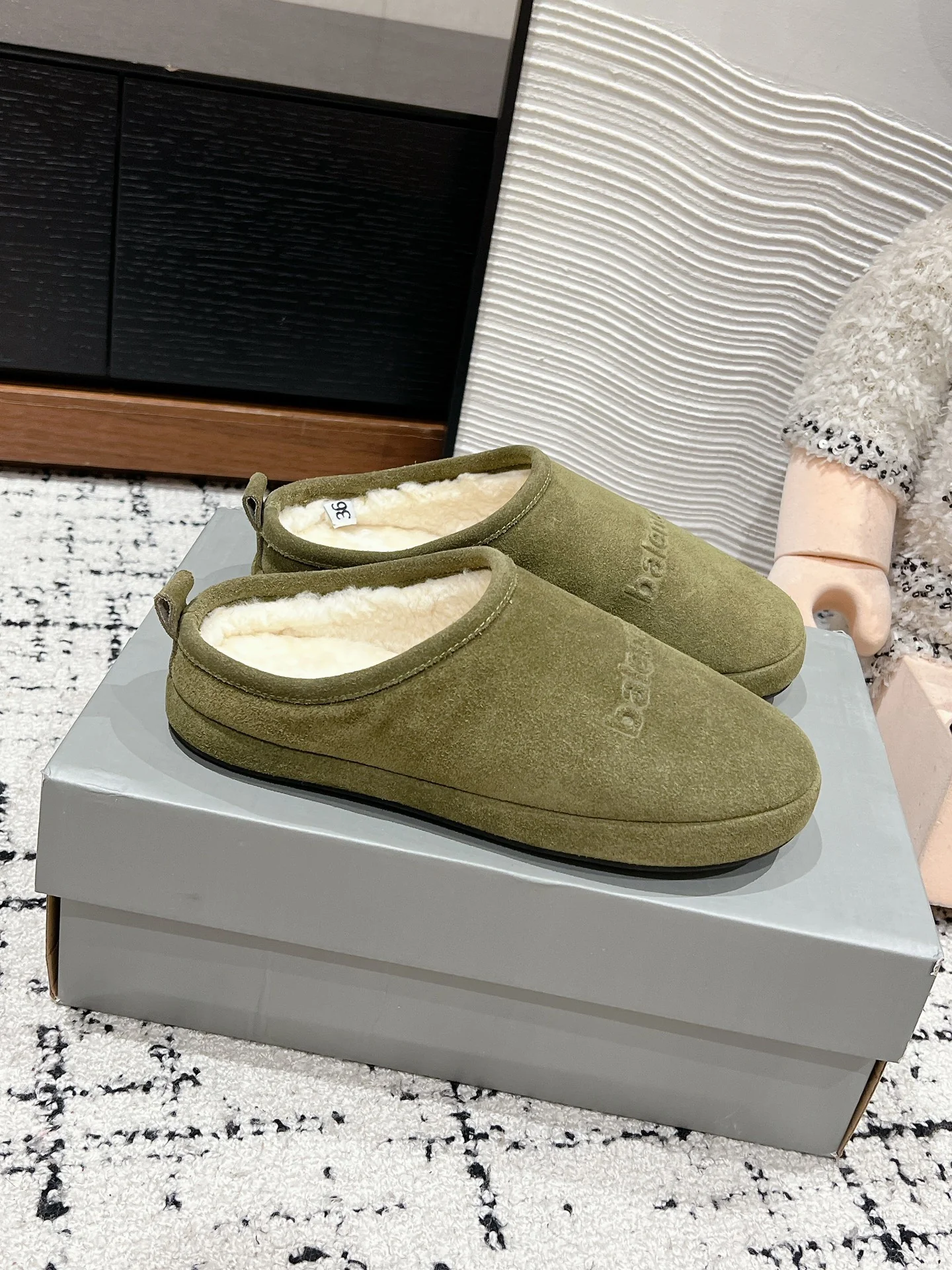 Меховые тапочки Balenciaga 2024 - зеленые