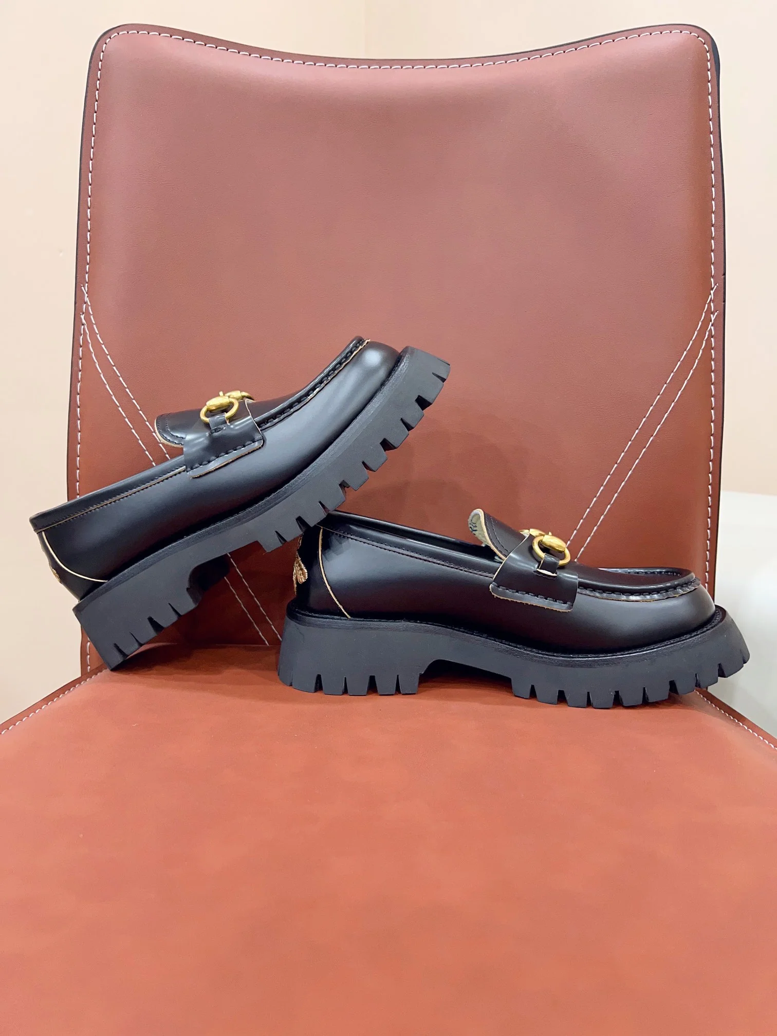 Лоферы Gucci из коллекции Осень/Зима 2023 — матовый черный