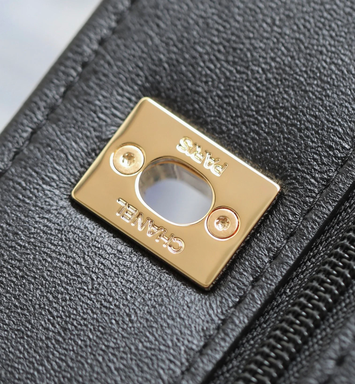 Сумка Chanel на цепочке с петлевой ручкой - WOC - Черная