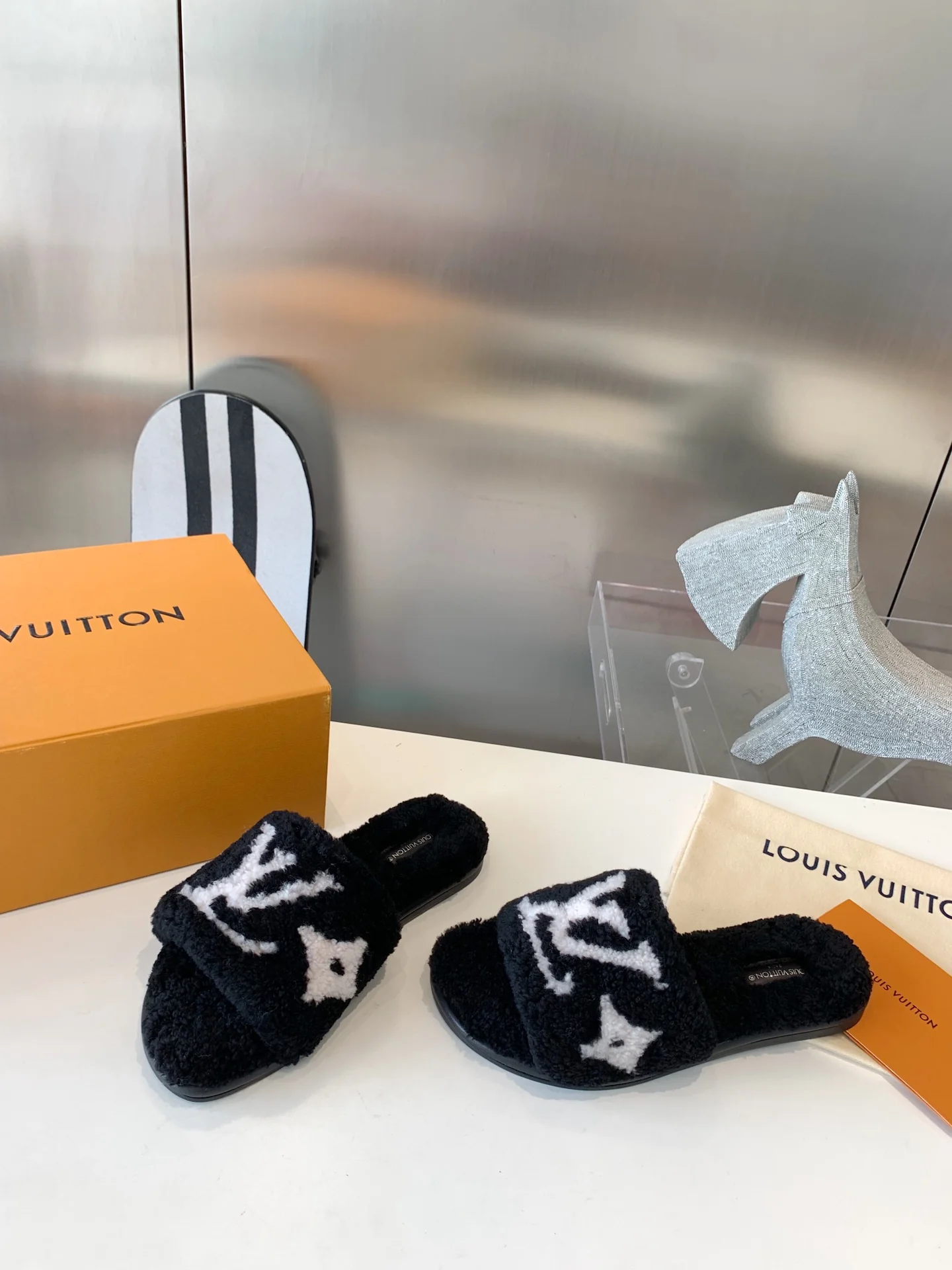 Новинка LV 2022 года - Меховые тапочки - Черные