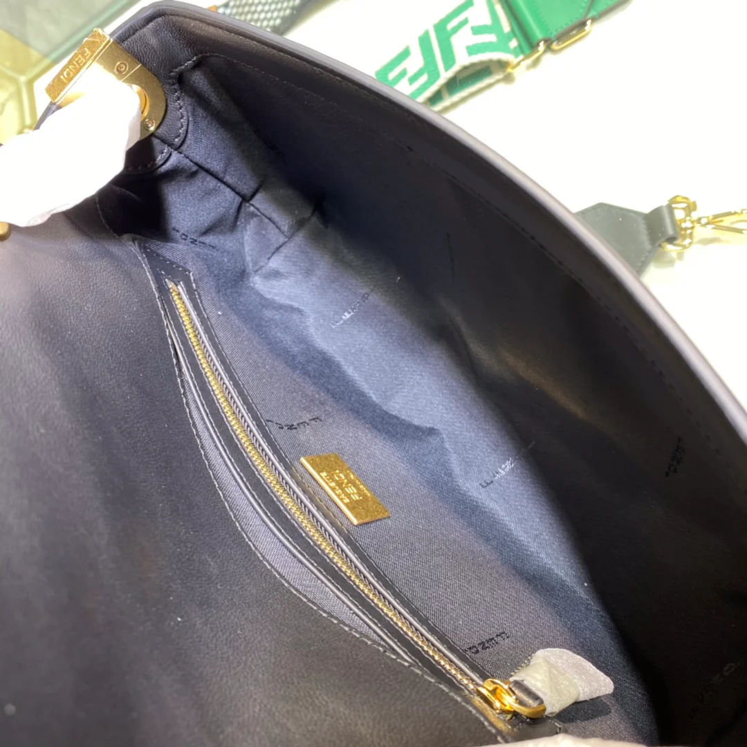 Сумка-багет Fendi Baguette средней длины из черной кожи.