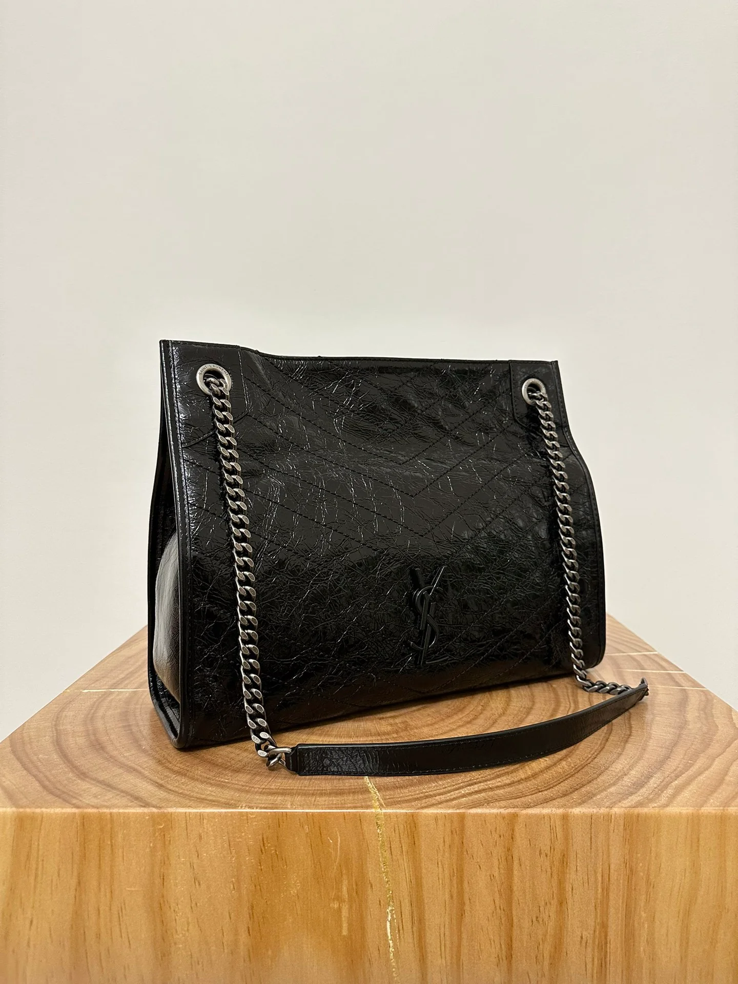 Сумка-шоппер YSL Niki с черной цепочкой из античного серебра.