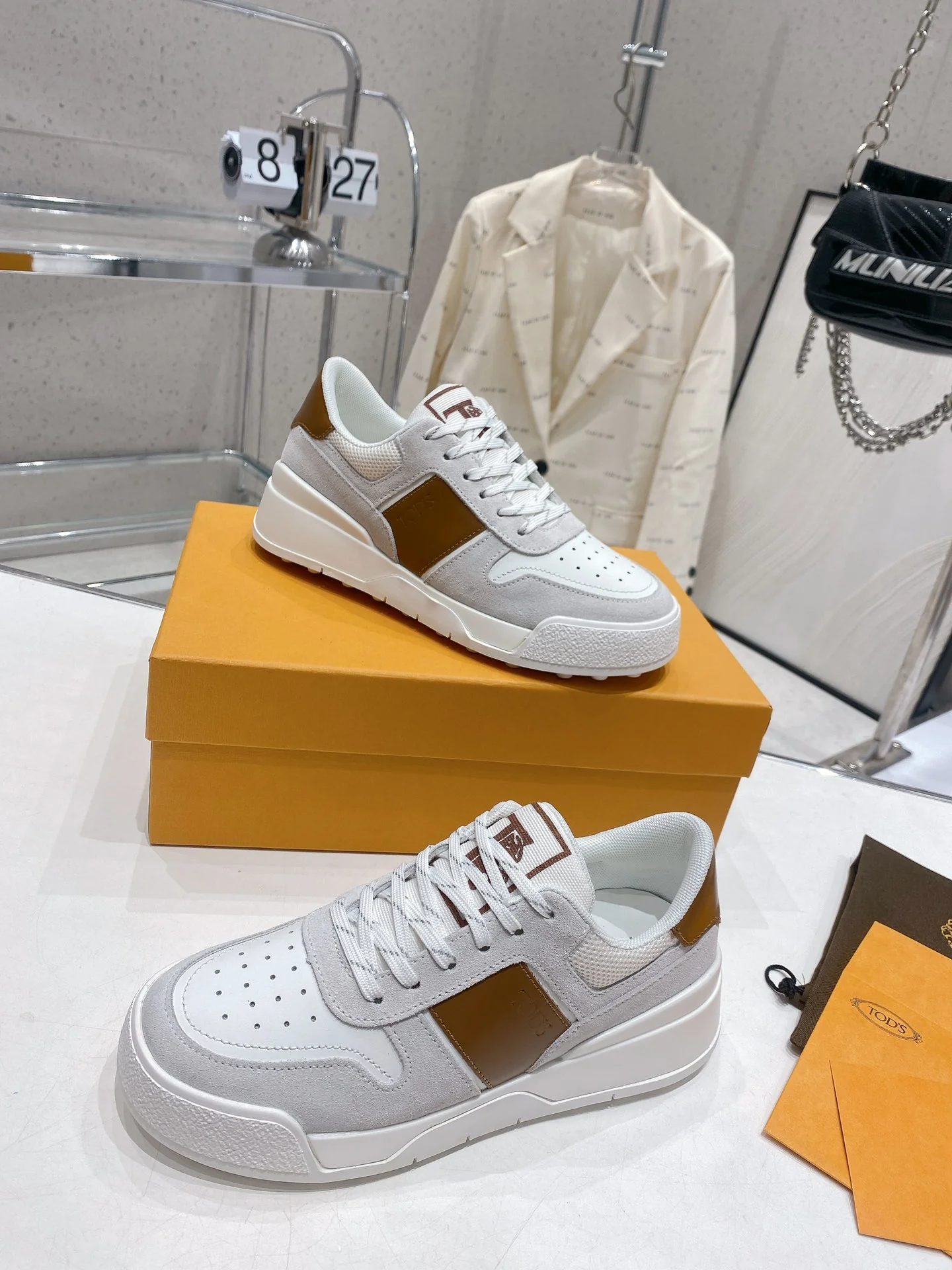 Весенняя коллекция Tods 2023 — Повседневная обувь — Парная модель — Коричневая отделка