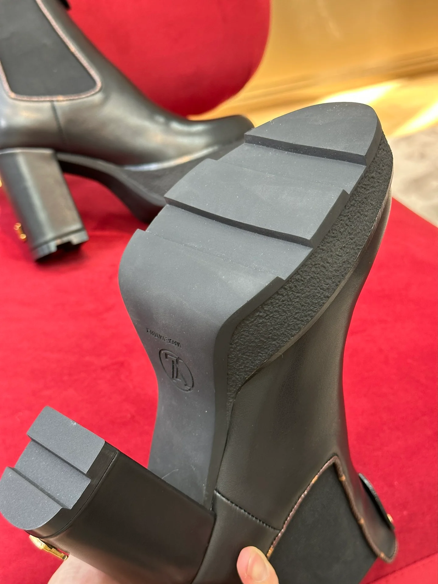 LV - Новинка сезона осень/зима 2022 - Ботильоны на массивном каблуке и платформе - Черные