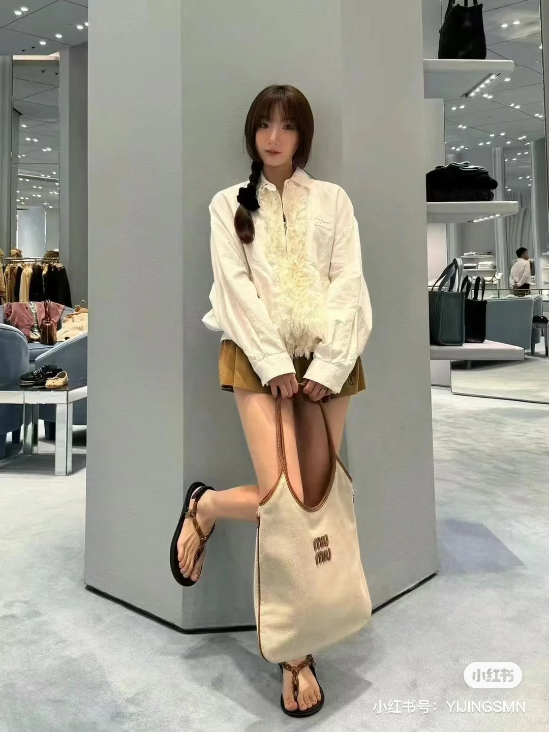 Обзор сумки-хобо Miu Miu Ivy — сочетание лоскутного шитья из холста и кожи.