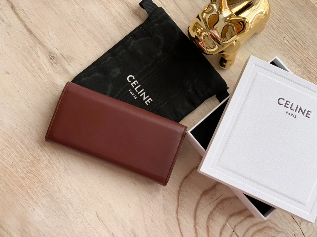 Celine TRIOMPHE 大号亮泽光滑羊皮革翻盖长夹