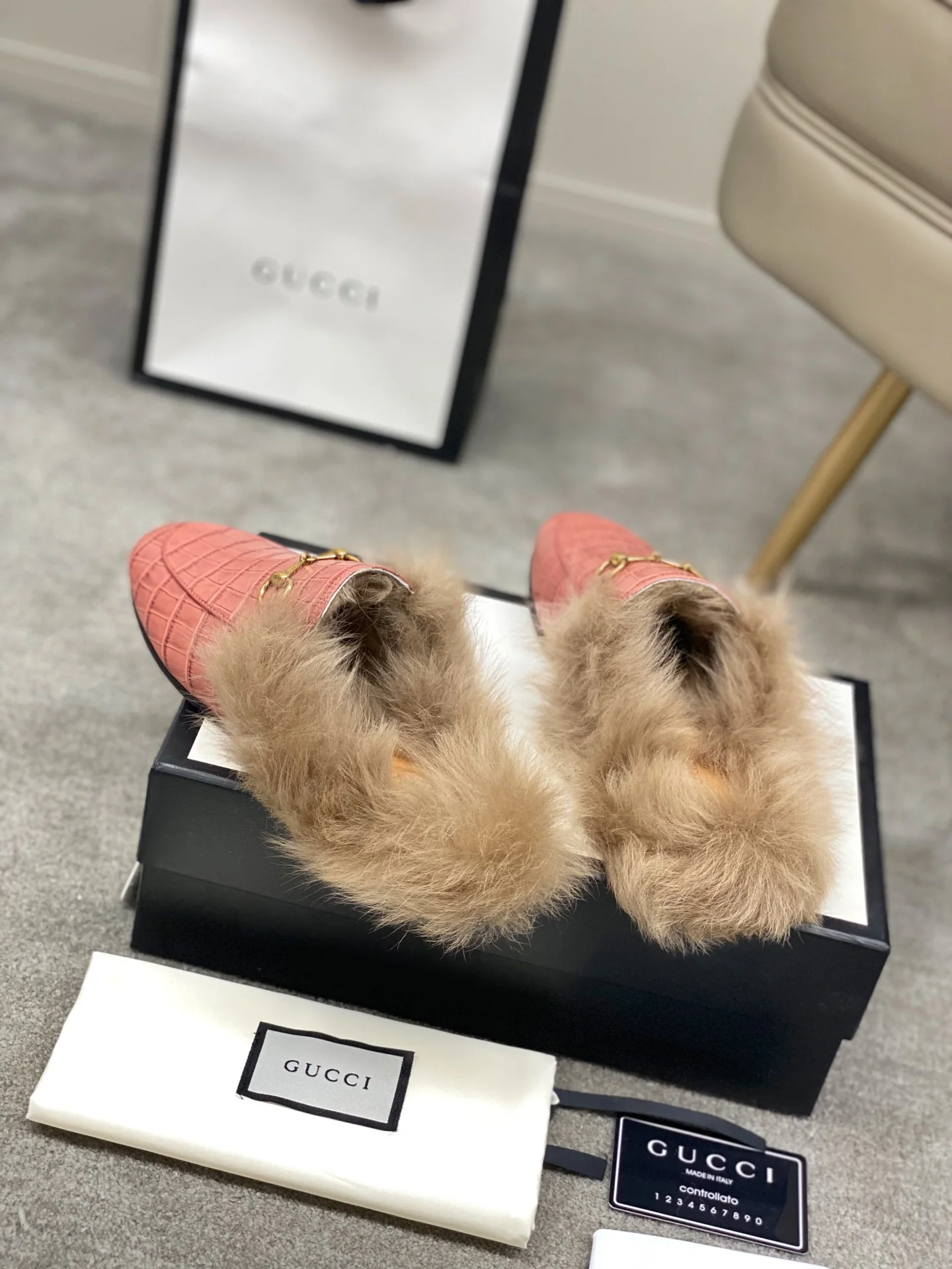 Бутик Gucci 2020 — Последний образ с подиума — Меховые тапочки — Розовый с каменным узором