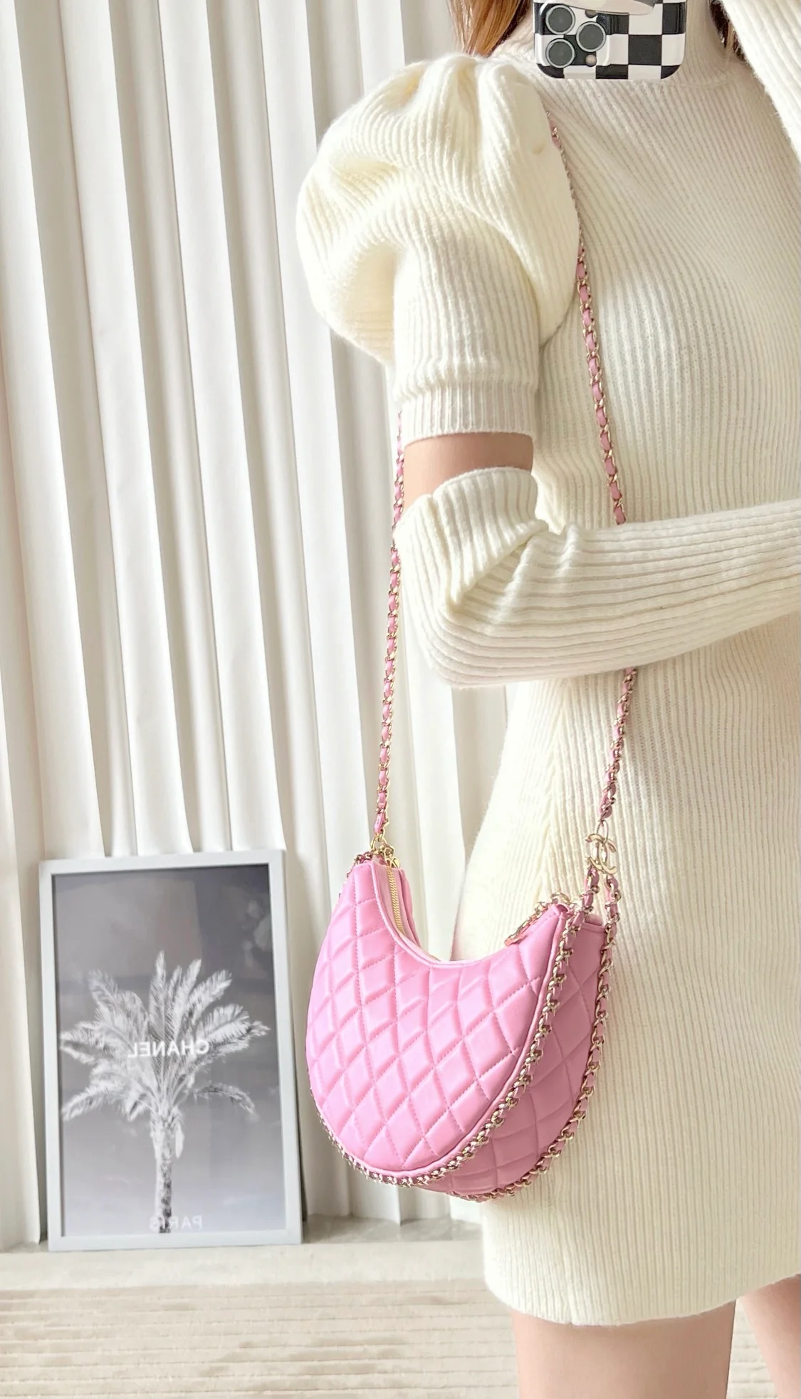 Новинка сезона весна/лето 2023 от Chanel - сумка Half Moon - маленькая - розовая - фотографии в действии.