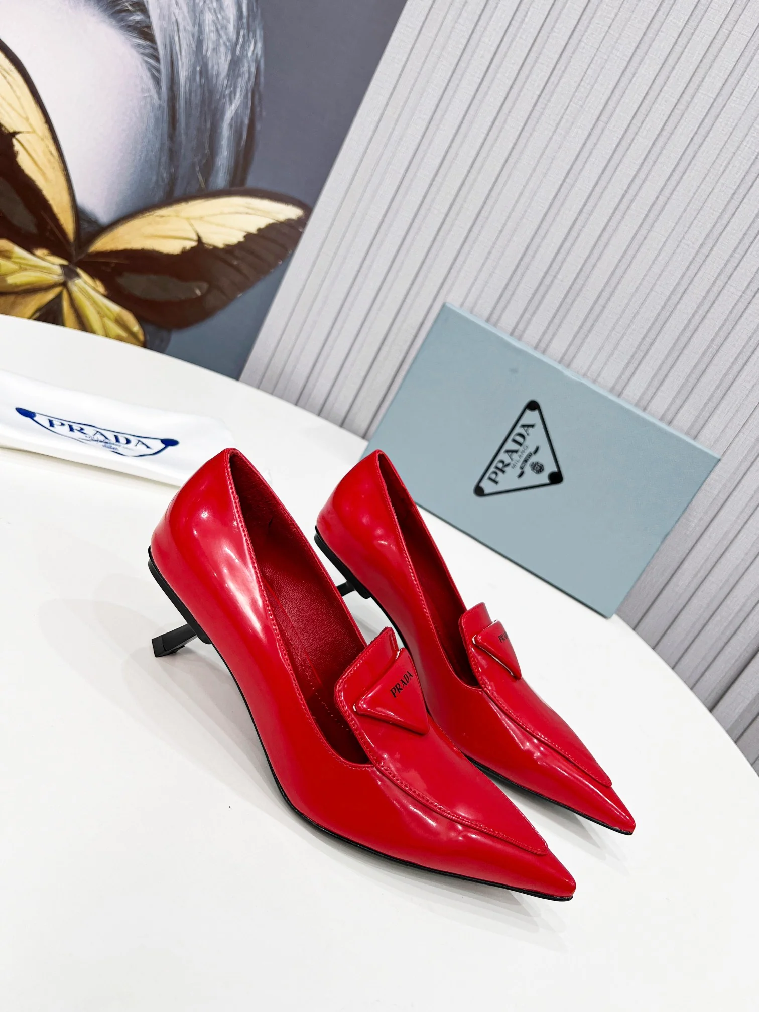 Новинка сезона весна/лето 2022 от Prada — туфли на невысоком каблуке с острым носком.