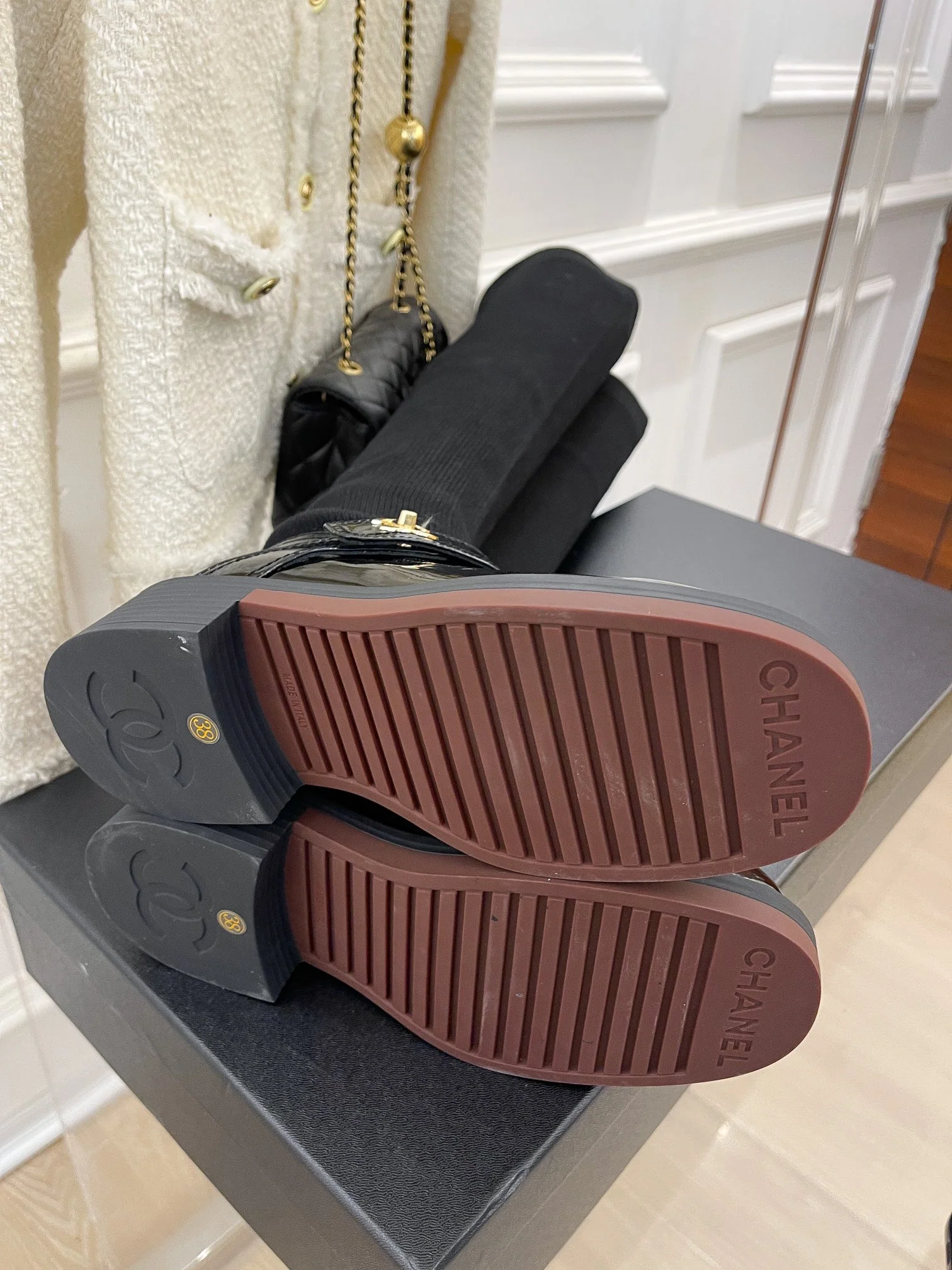 Новинки осенне-зимней коллекции Chanel 2023 — Ботильоны-носки — Кожаные туфли-носки