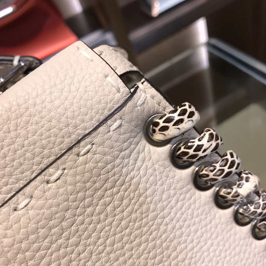 Мини-сумочка Fendi Peekaboo из белой кожи