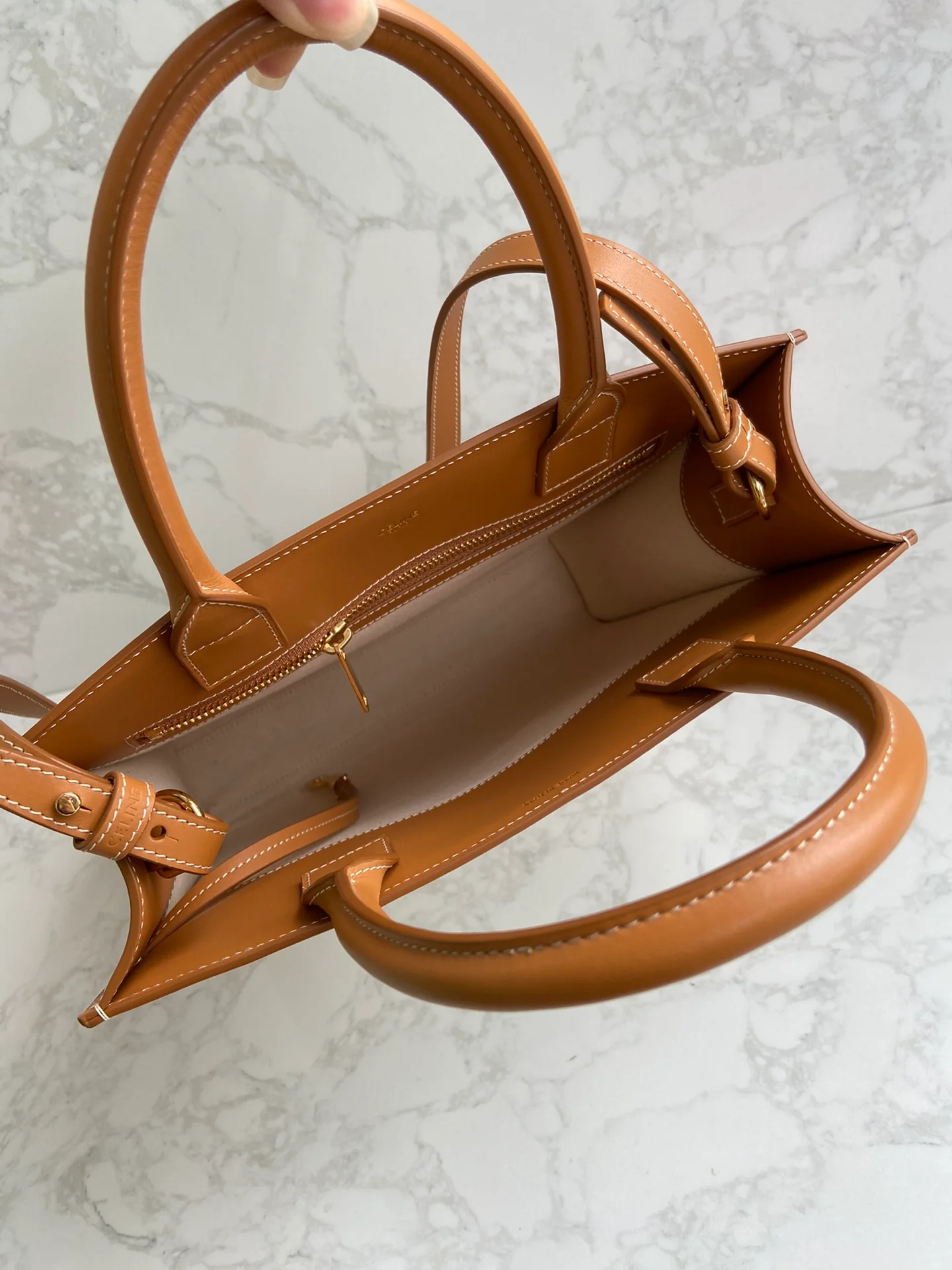 Вертикальная сумка Celine Cabas из канваса с принтом и телячьей кожи.