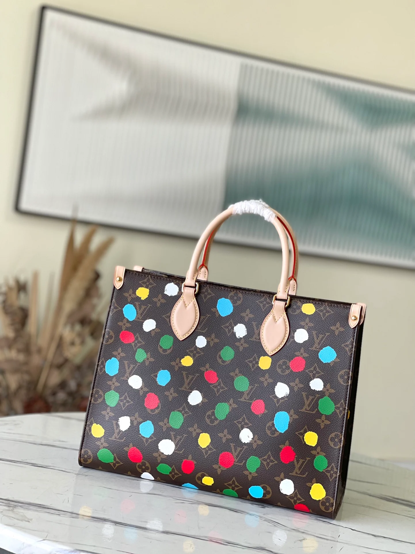 m46379-LV-onthego-Средняя сумка-Серия, созданная в сотрудничестве с Яёи Кусамой