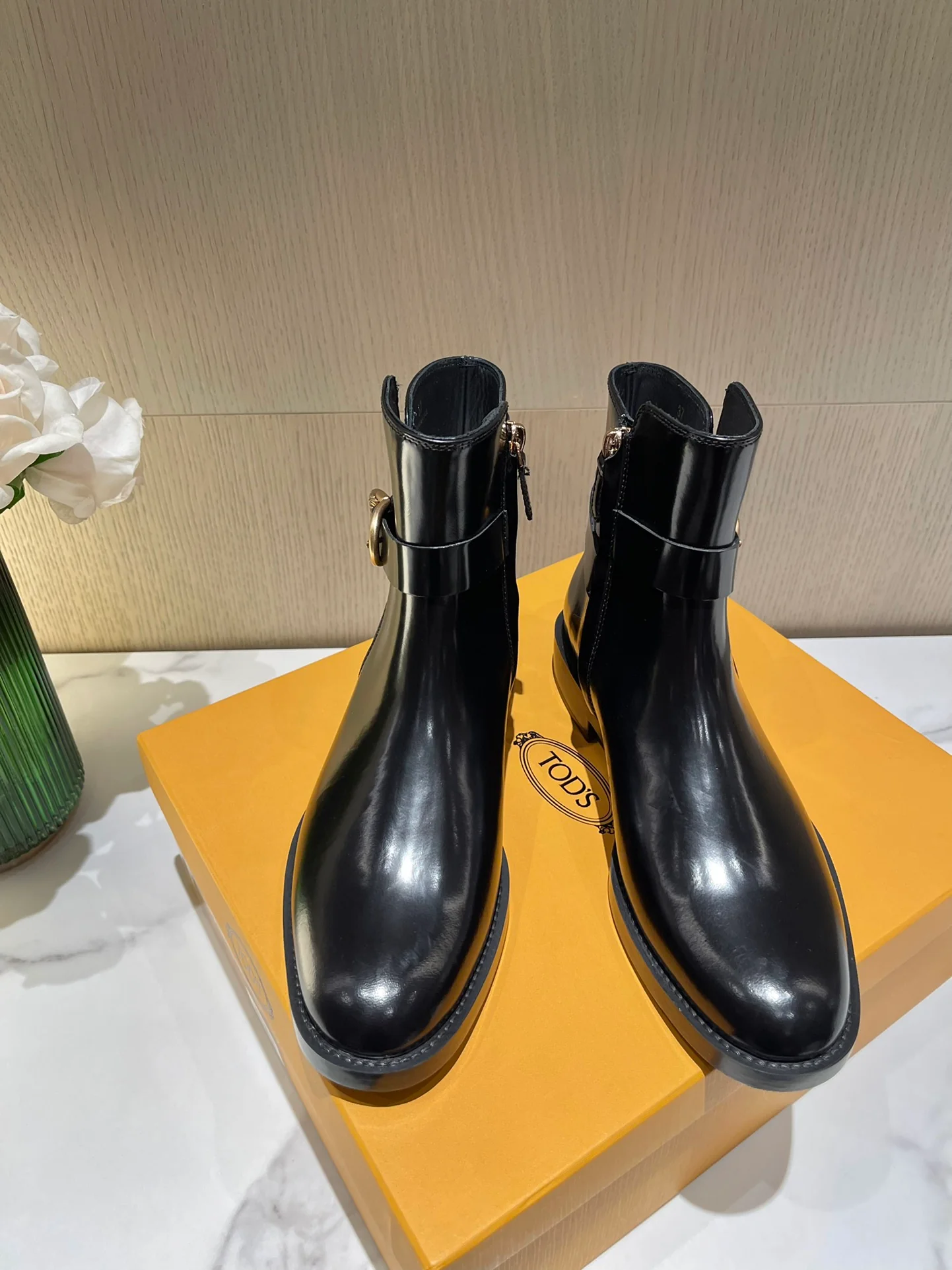 Tods - Новинка сезона осень/зима 2022 - Ботильоны с разрезом и бисером