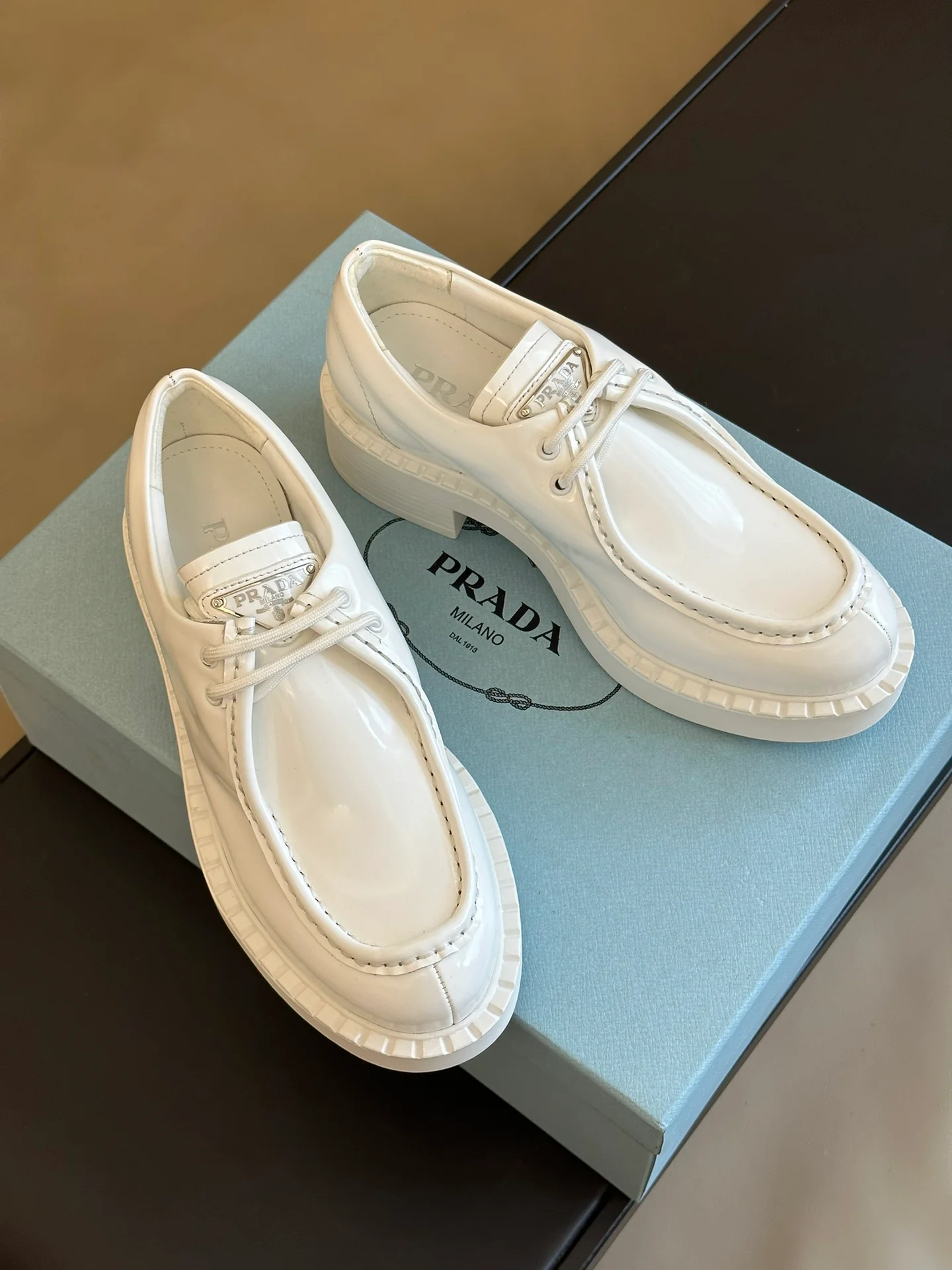 Новинка сезона осень/зима 2023 от Prada - Лоферы из телячьей кожи - Белые