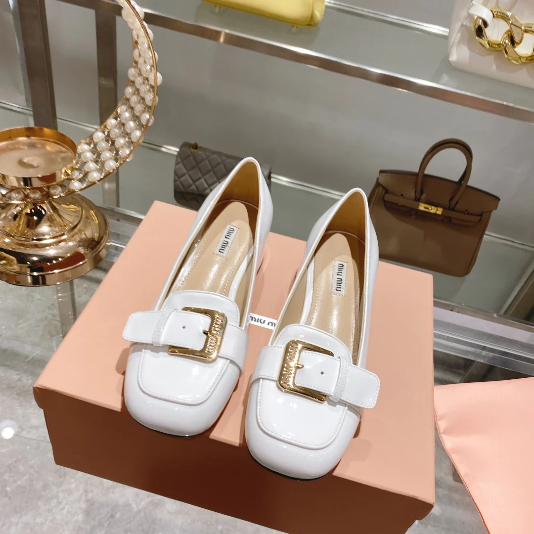 Новинка сезона осень/зима 2022 от Miu Miu - Туфли на низком каблуке с квадратным носком - Белые