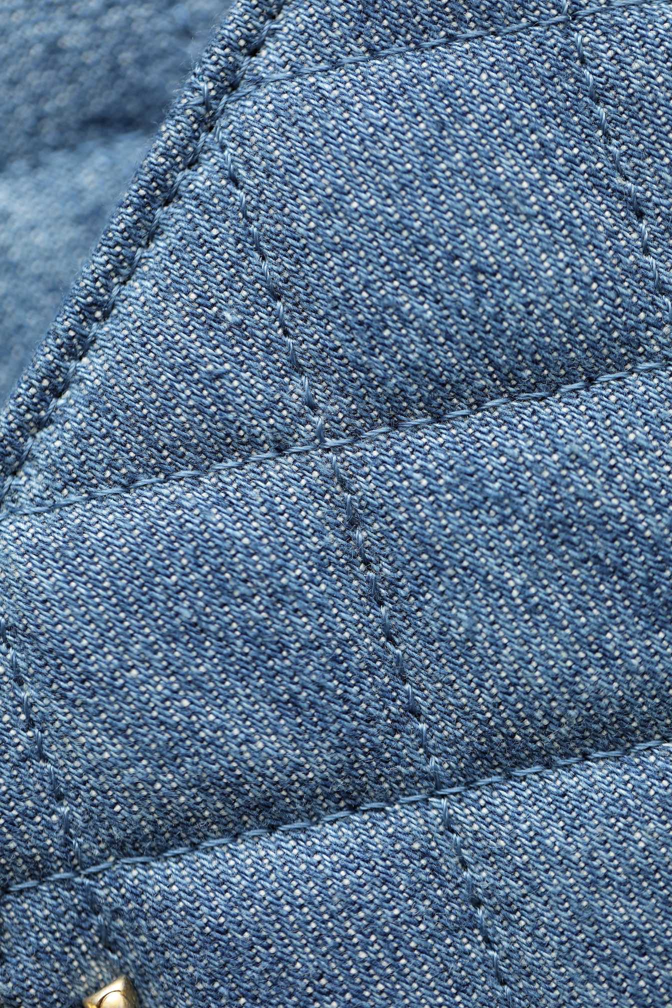 Новая весенняя коллекция джинсовой одежды Chanel - Chain Gold Ball - woc