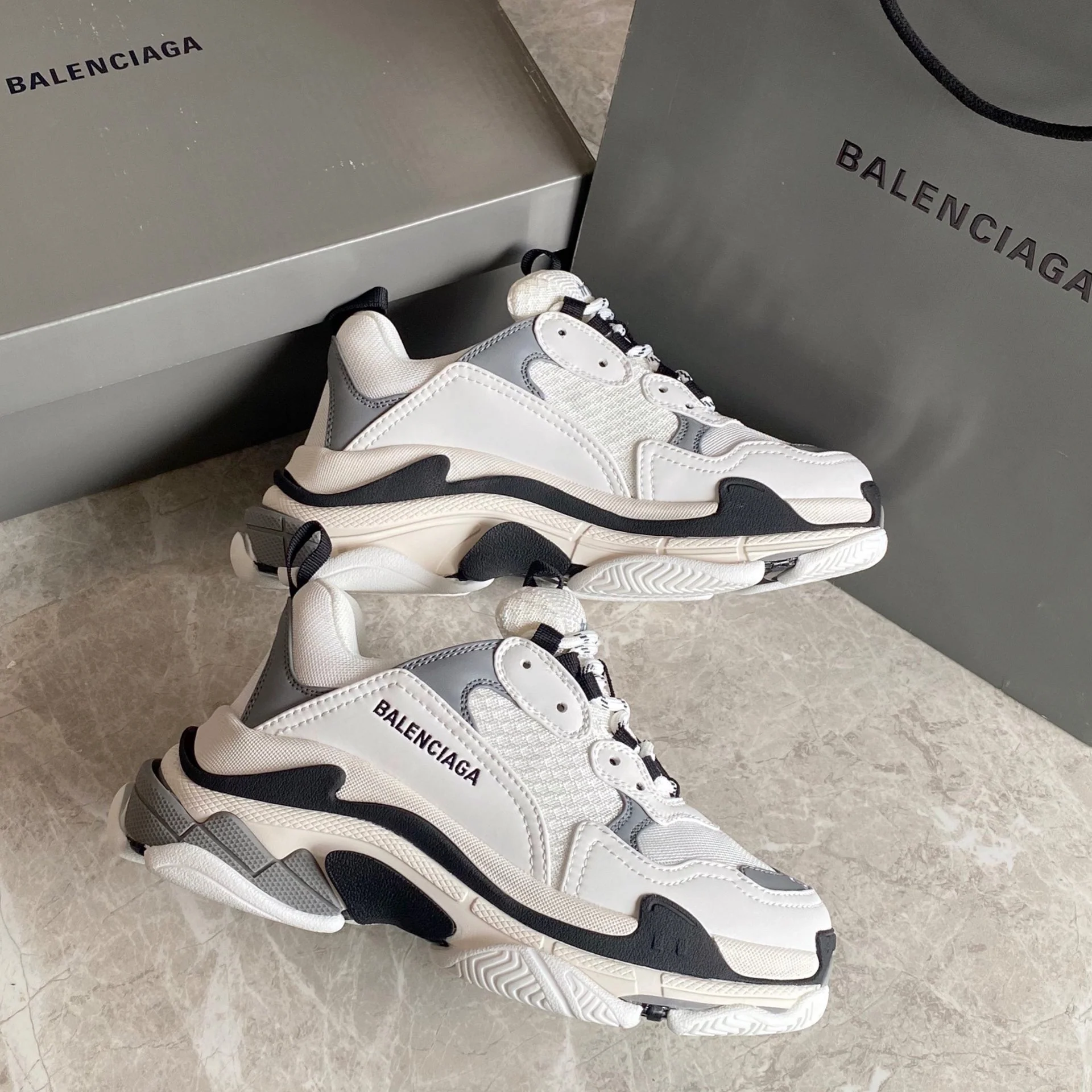 Кроссовки Balenciaga Triples Sporty Chunky Shoes - белые и серые