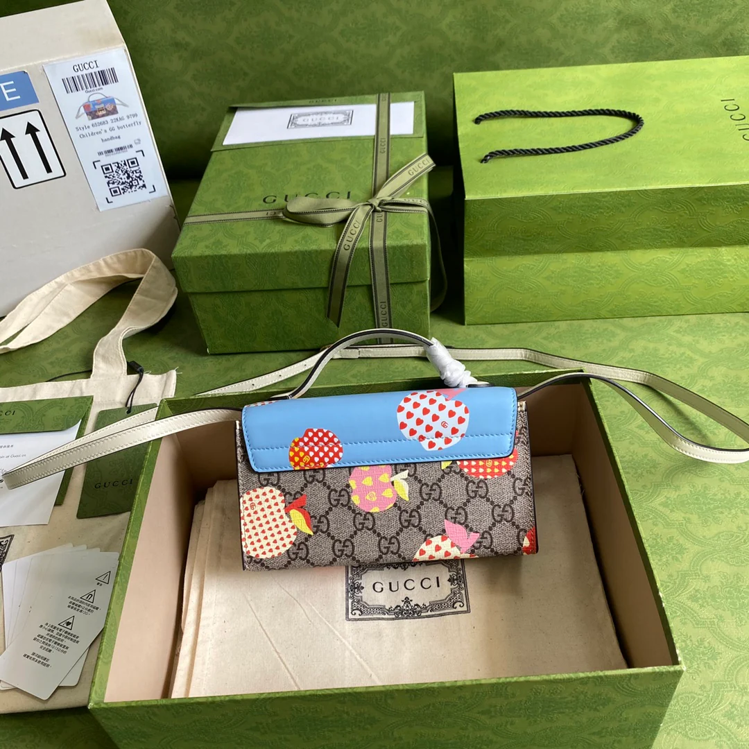 Миниатюрная сумка Gucci Apple Blue Lock Chain Bag.