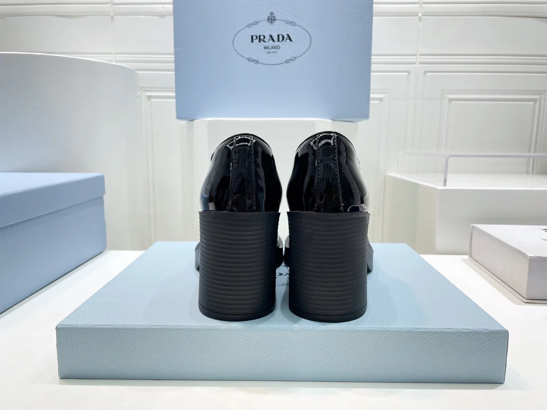 Новинка сезона весна/лето 2022 от Prada: туфли-афро на массивном каблуке со шнуровкой.