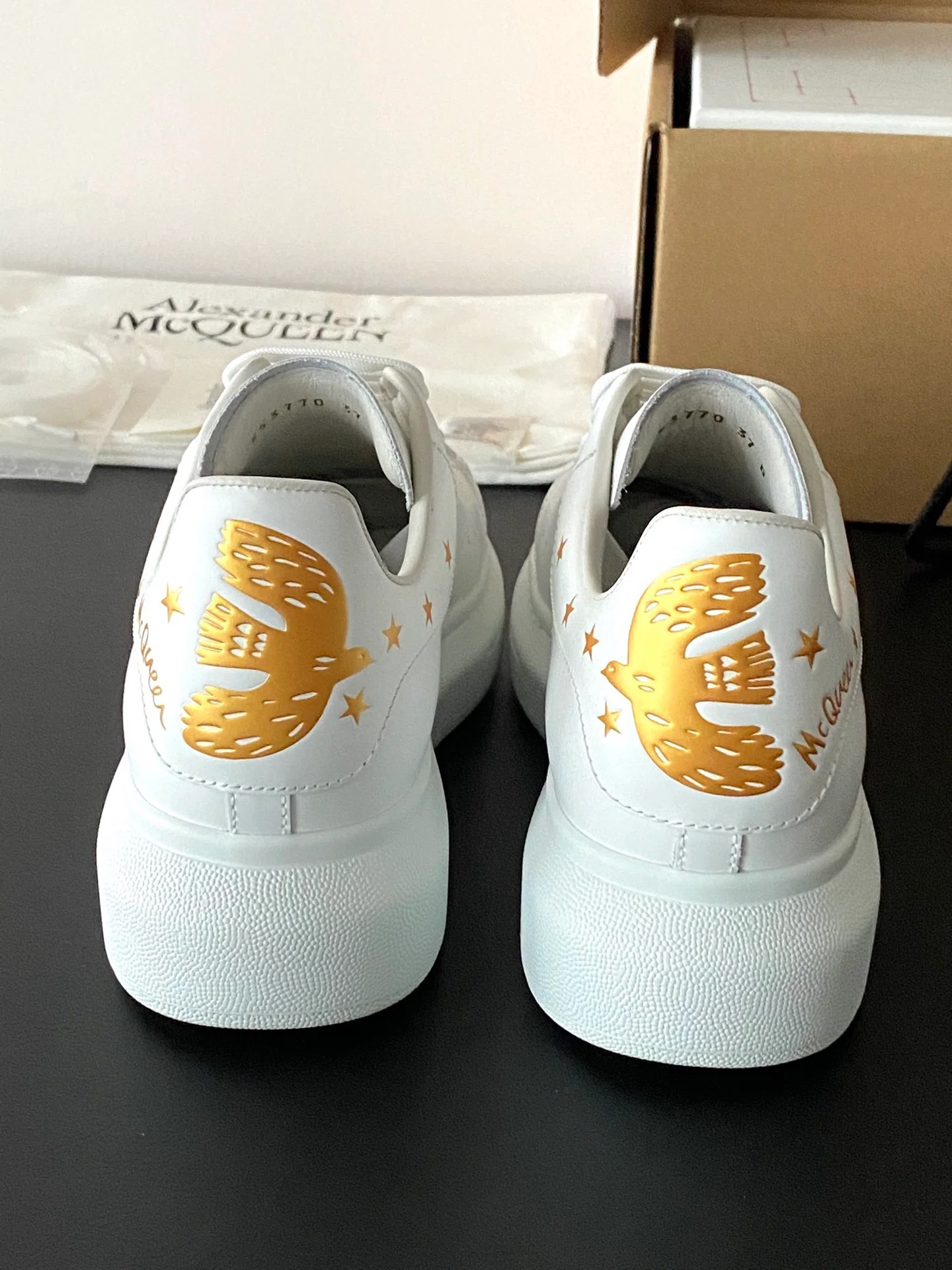 McQueen - Классические белые кроссовки - Love Bird