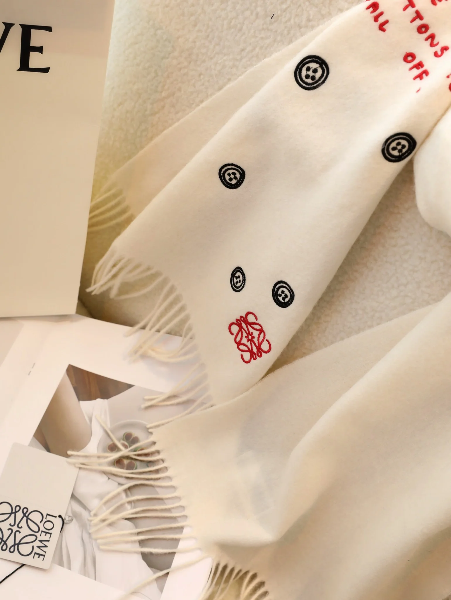 Lolwei - Шарф с вышитой анаграммой на пуговицах - 100 г - овечья шерсть - 35 - 180 см