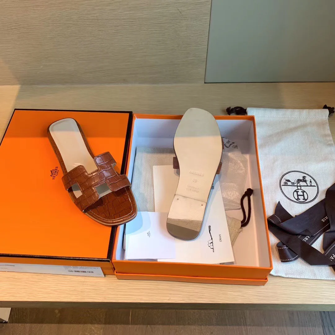 Сандалии Hermes на плоской подошве - с каменным узором