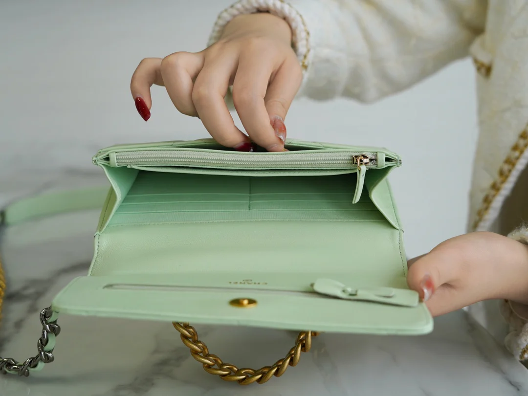 Chanel 19 серии WOC — светло-зеленый с золотой фурнитурой.