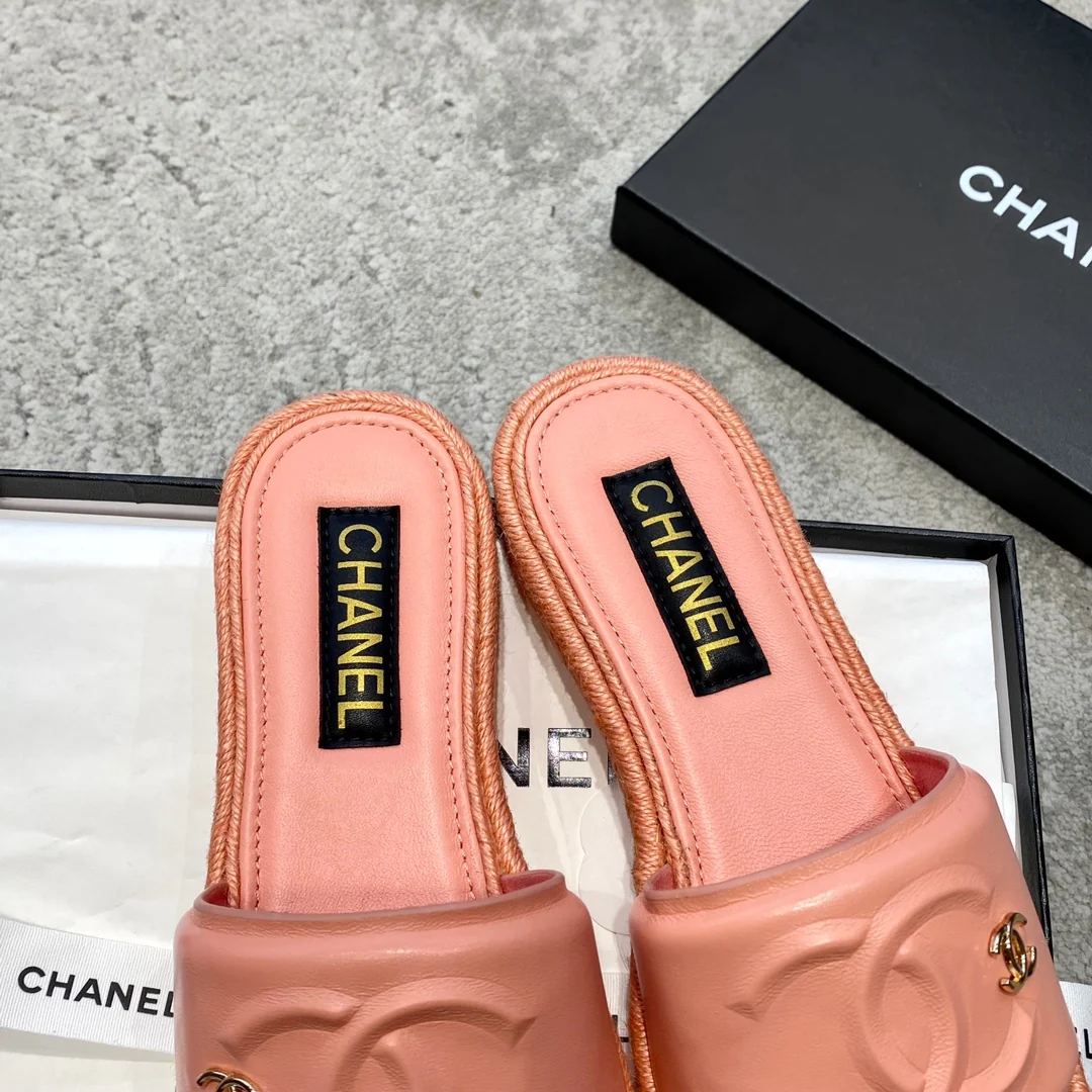 Новинка сезона весна/лето 2023 от Chanel - тапочки 3D Double C - розовые.