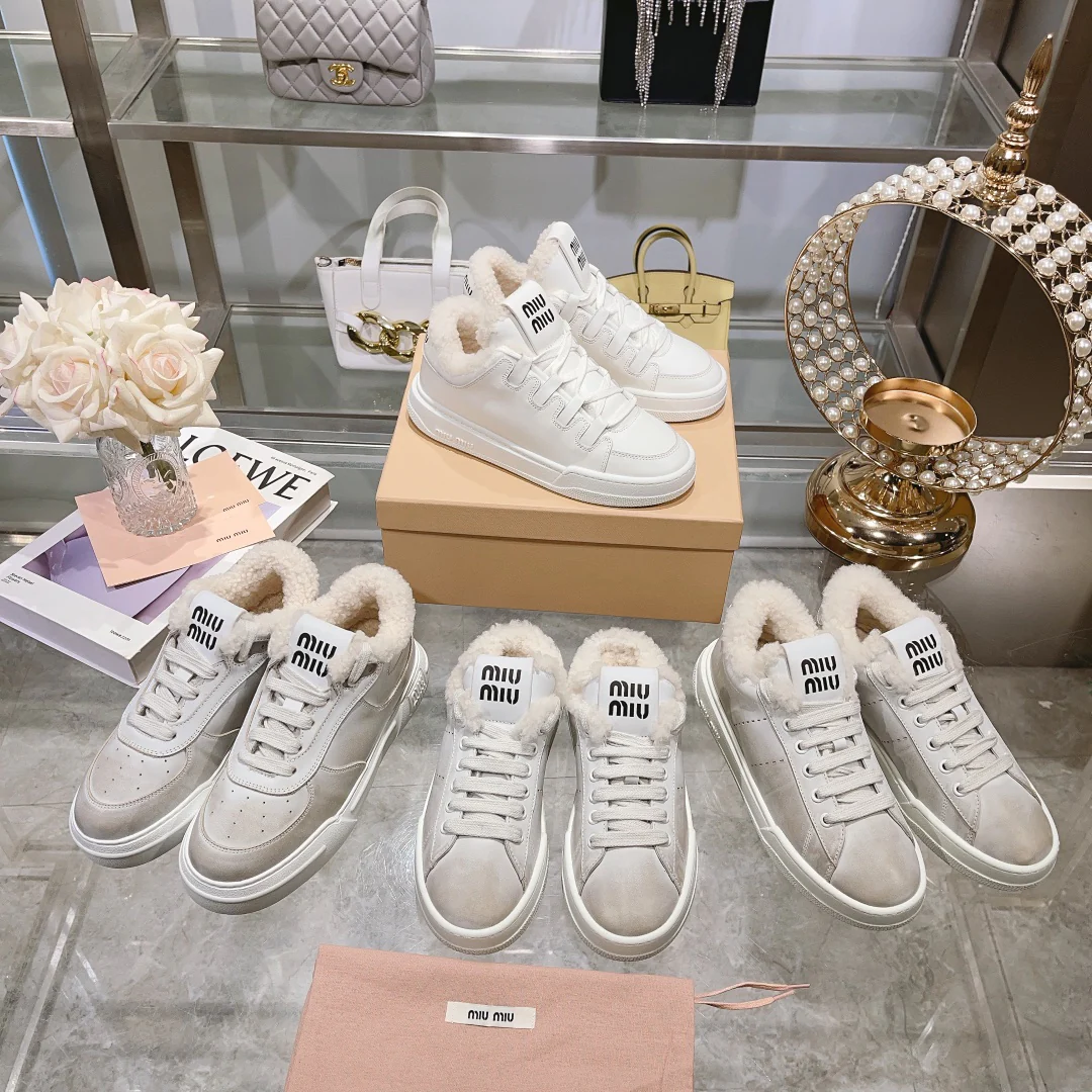 Новинка осенне-зимней коллекции Miu Miu 2023 — Белые кроссовки на флисовой подкладке — Повседневная обувь — Бежево-серый — 1