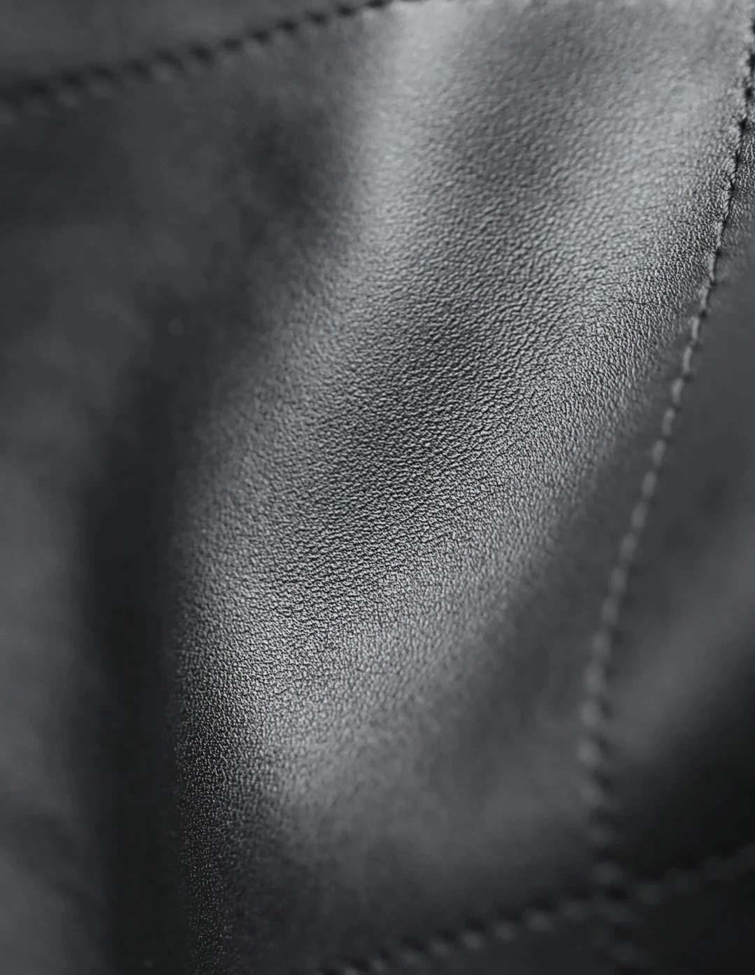 Маленькая черная сумка-тоут Chanel 25 с рукавами ?летучая мышь?.