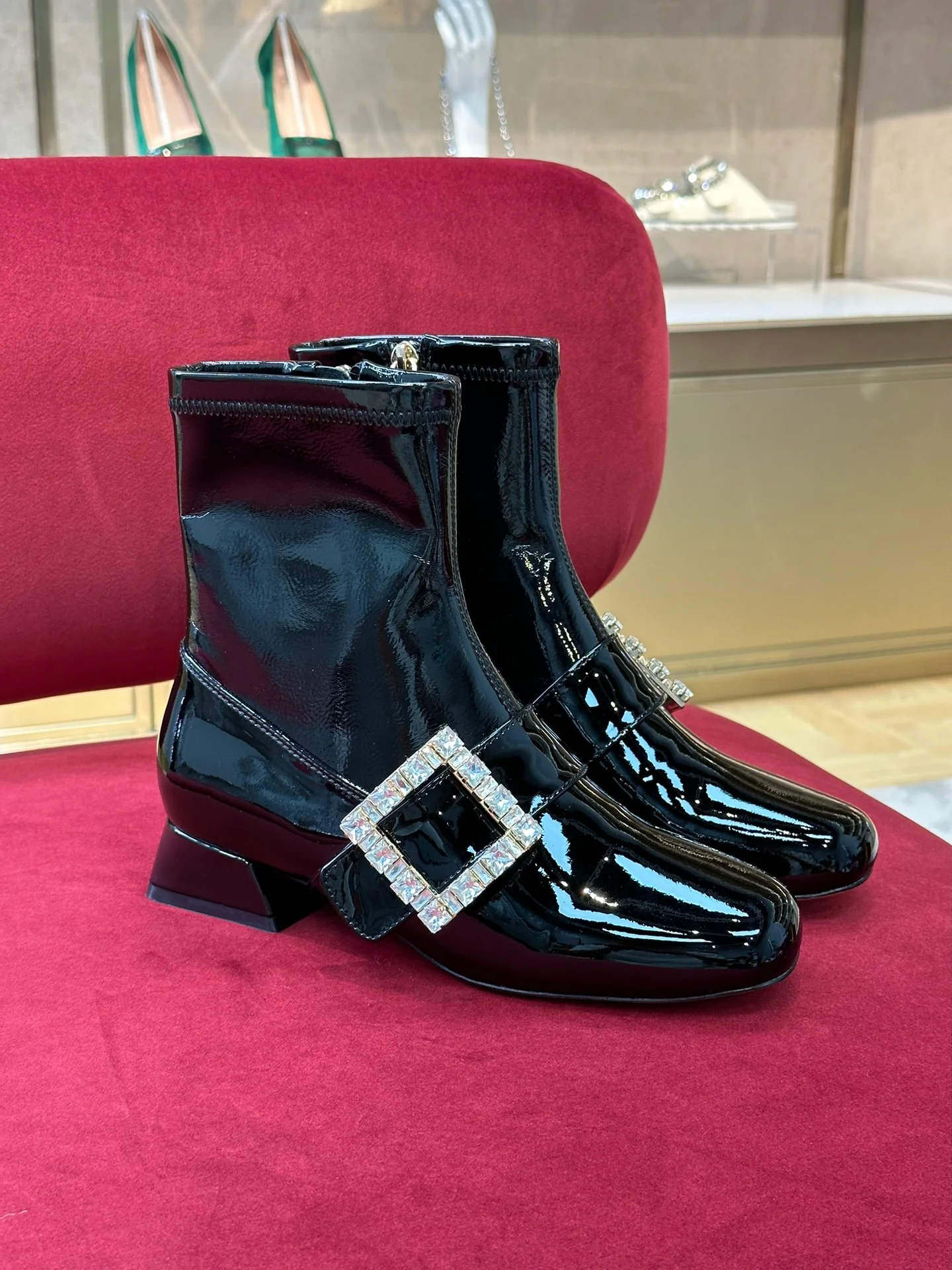 RV - Ботильоны из эластичной лакированной кожи, украшенные стразами Swarovski