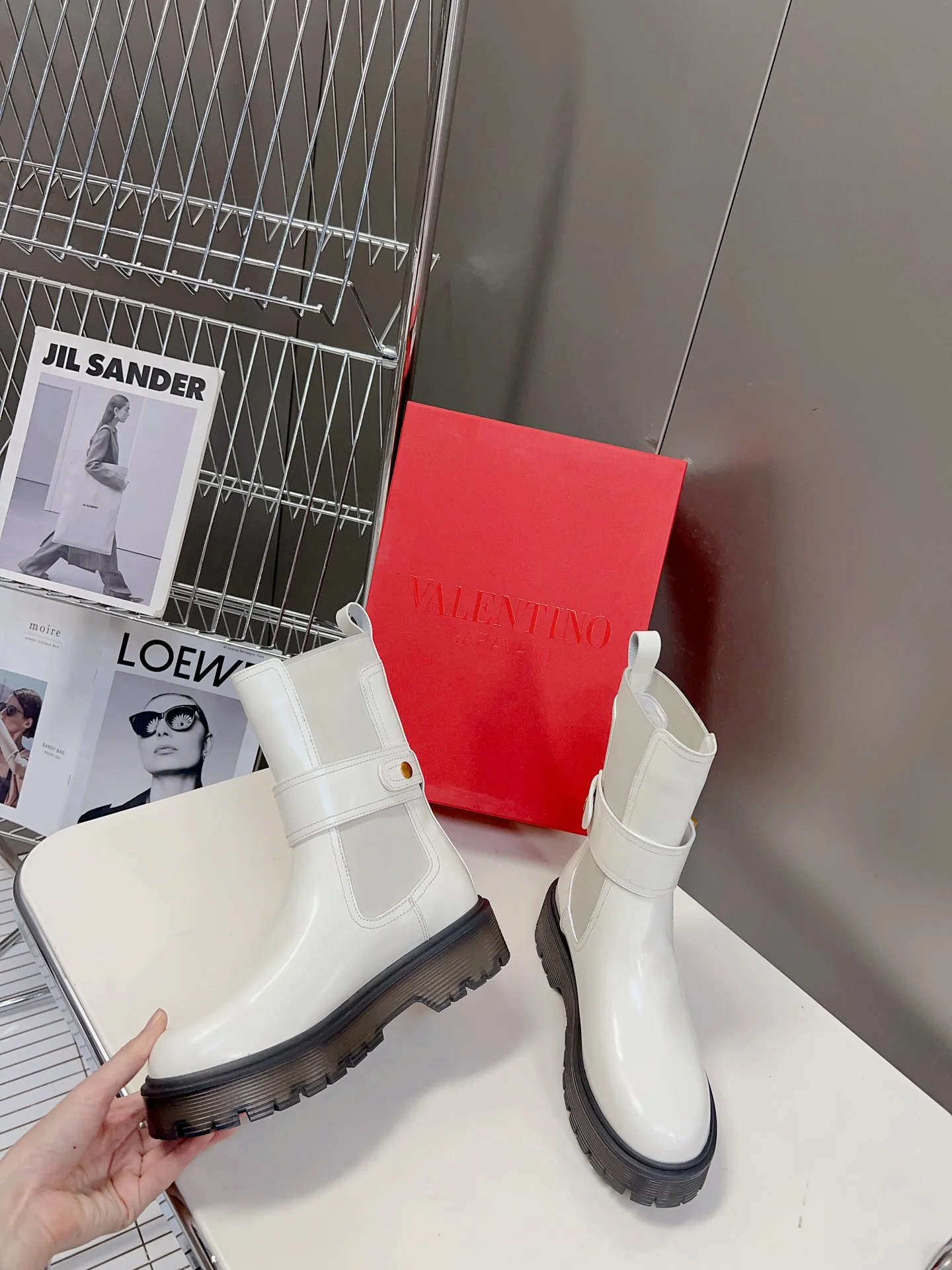 Коллекция Valentino осень/зима 2023, представленная на подиуме - Ботильоны - С крупными заклепками сбоку - Белые