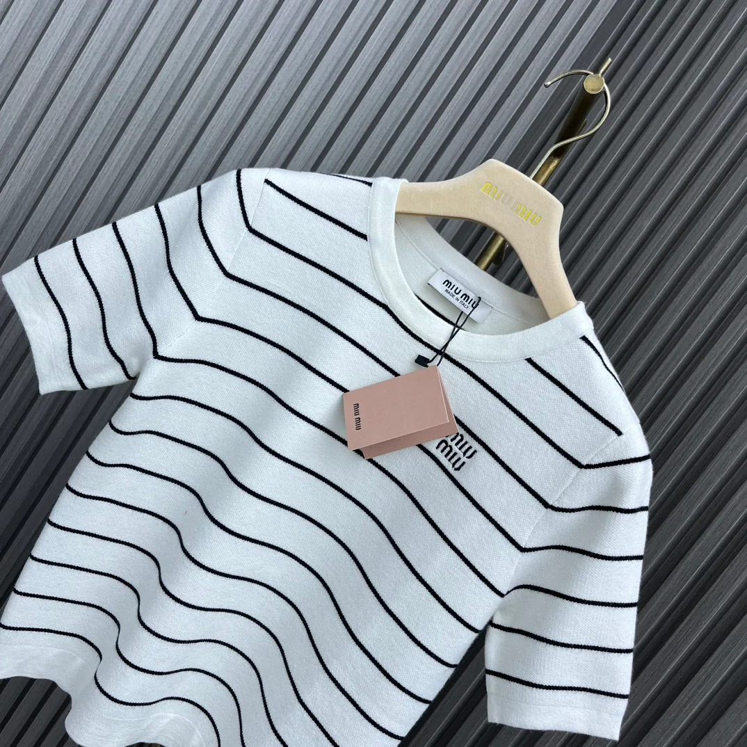Miu Miu - 2404-24 Новинка: Футболка с круглым вырезом, полосатая, с коротким рукавом - белая