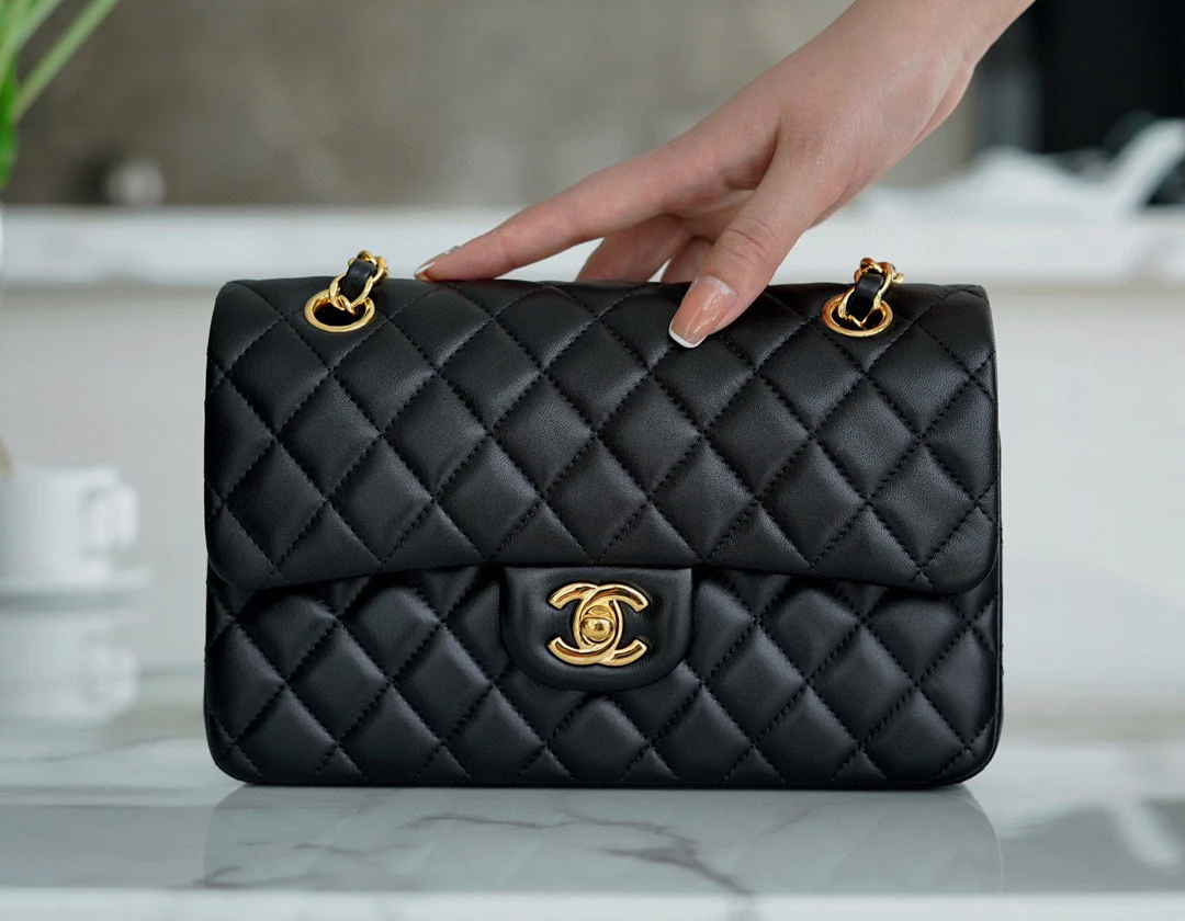 Сумка Chanel CF Medium - 23 см - из черной овечьей кожи с золотой пряжкой - CF23