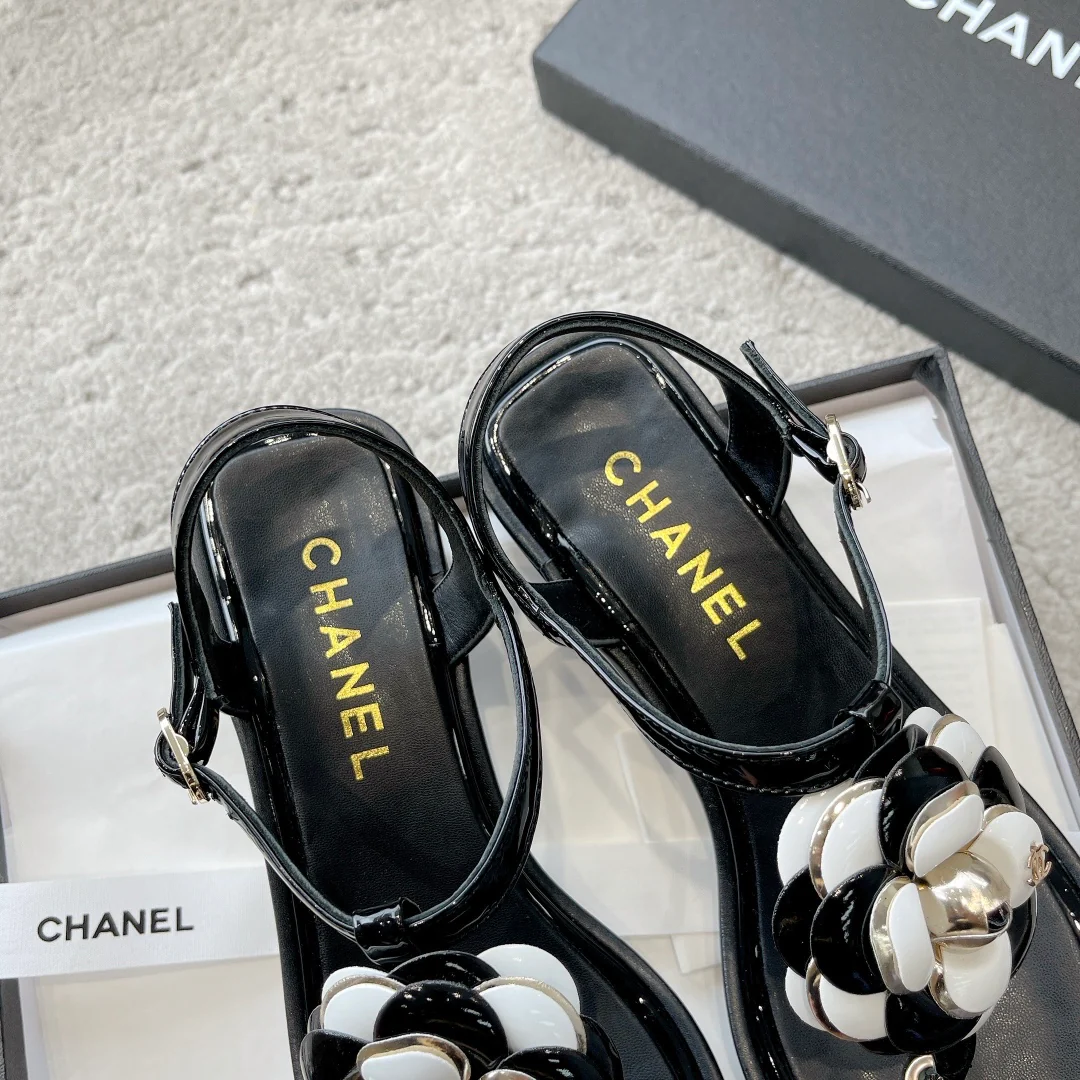 Новинка сезона весна/лето 2023 от Chanel - Коллекция сандалий Camellia - Сандалии Camellia - Черные