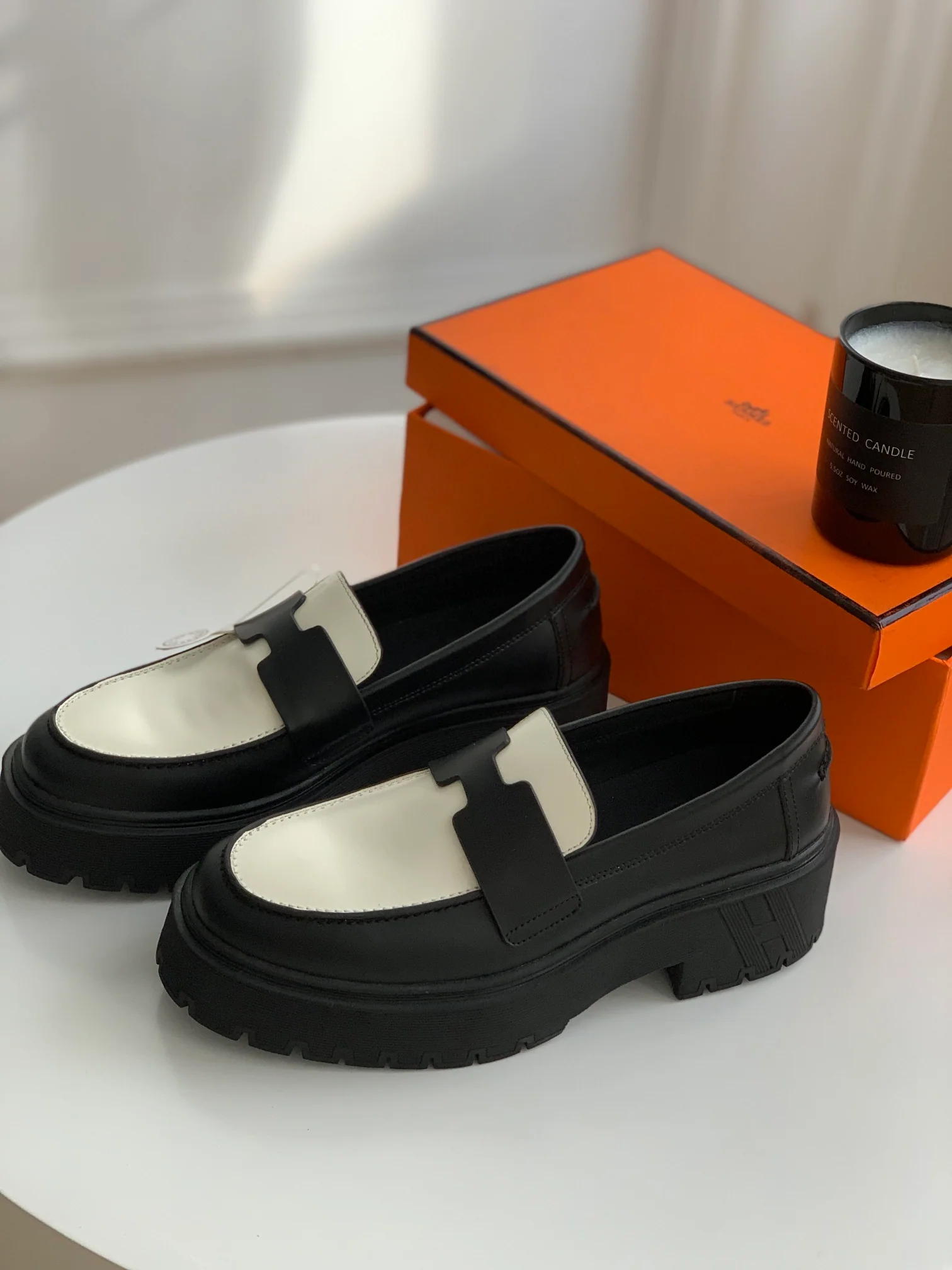 Новинка сезона осень/зима 2023 от Hermes - Лоферы Hitch - Белые