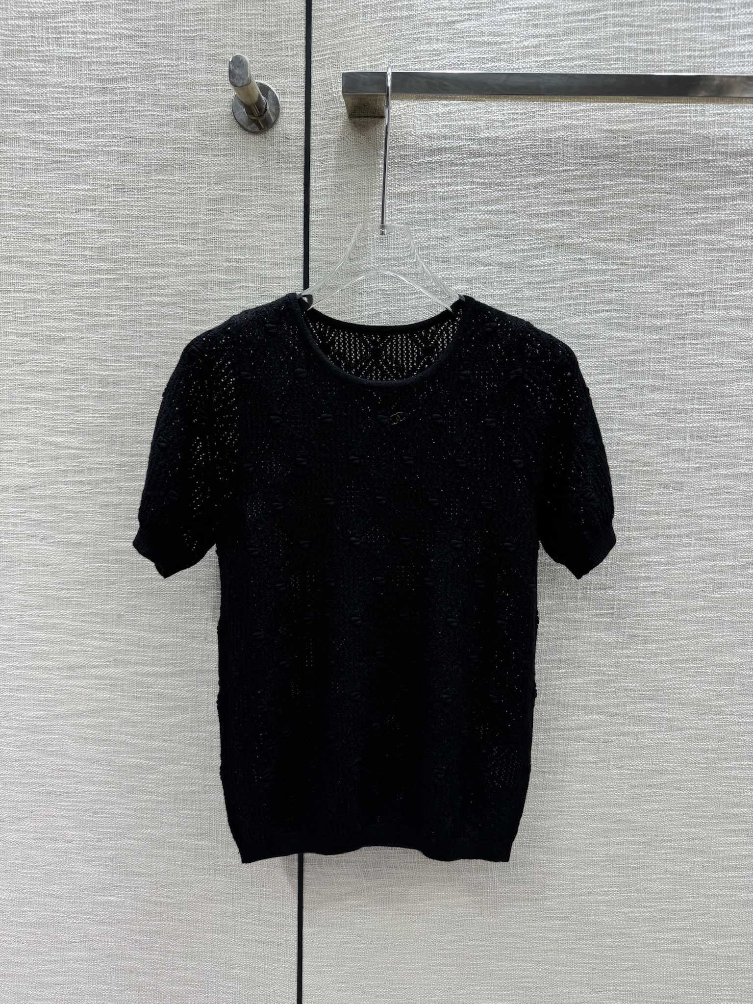 Chanel - 2403 - Стеганый трикотажный свитер с коротким рукавом и темным узором