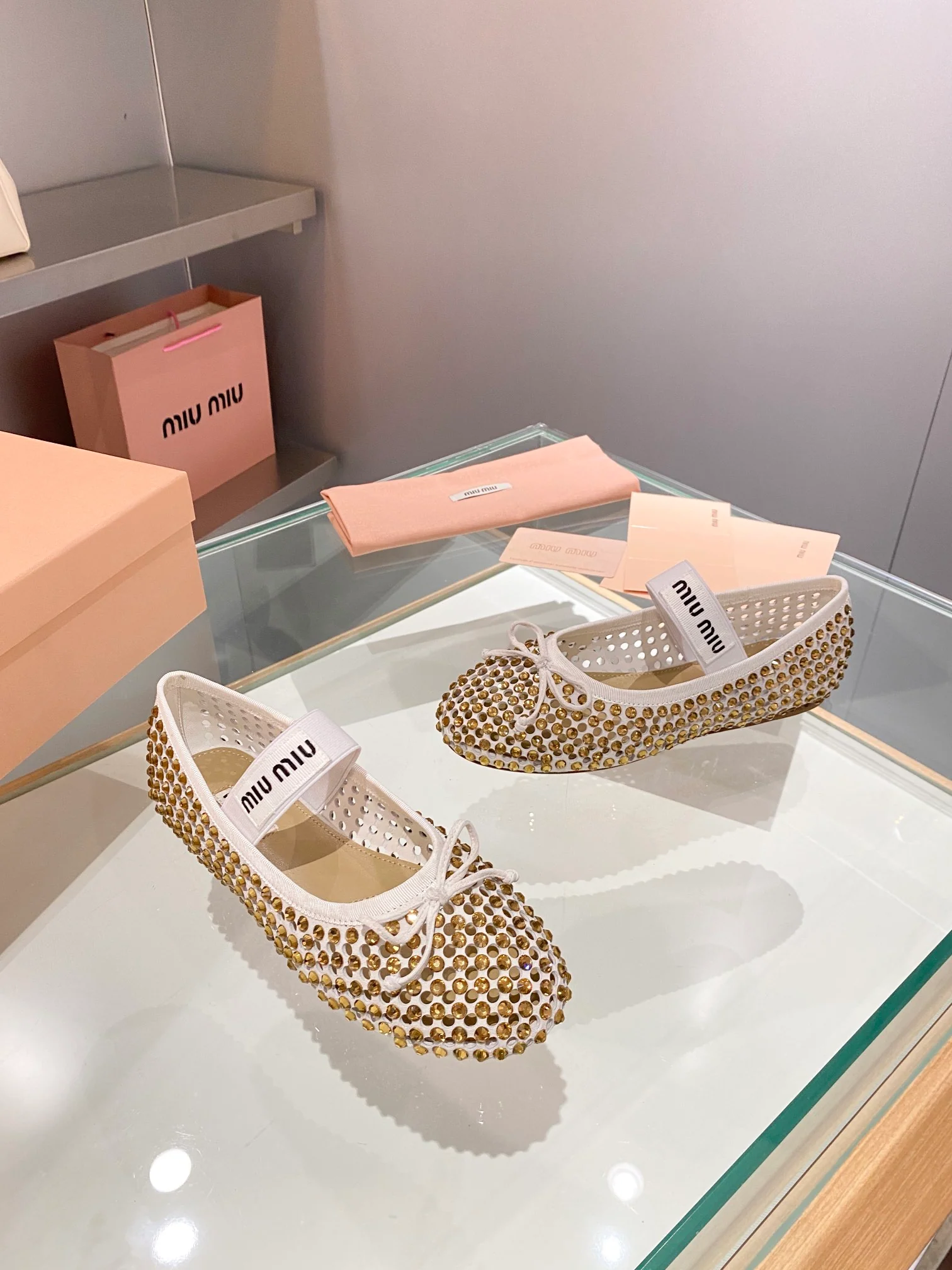 Miu Miu - балетки с ажурной отделкой, украшенные стразами.