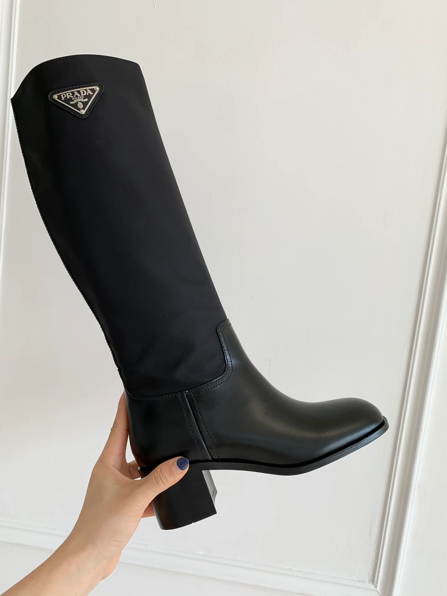 Новинка сезона осень/зима 2021 от Prada - Сапоги для верховой езды - Круглый носок на массивном каблуке