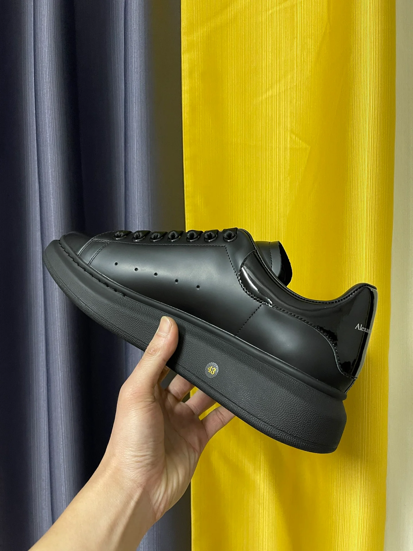 Классические белые кроссовки McQueen - унисекс - глянцево-черные - черная лакированная кожа на каблуке