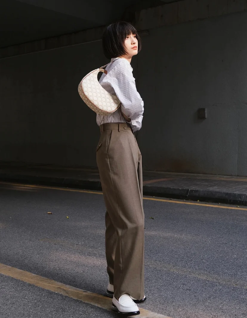 Сумка Ava Triomphe из канваса — белая с монограммой.