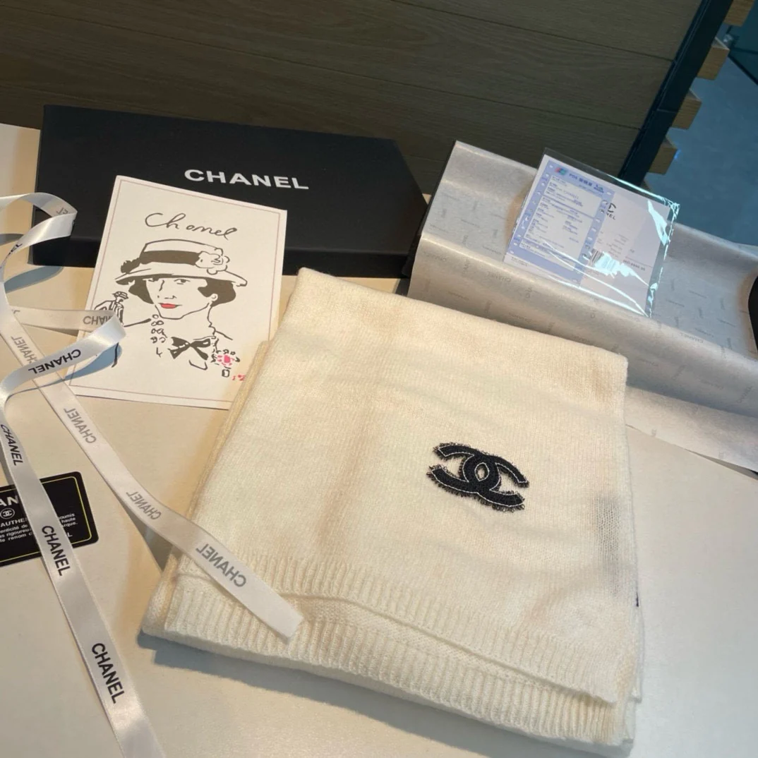 Вязаный шарф Chanel 2024 года