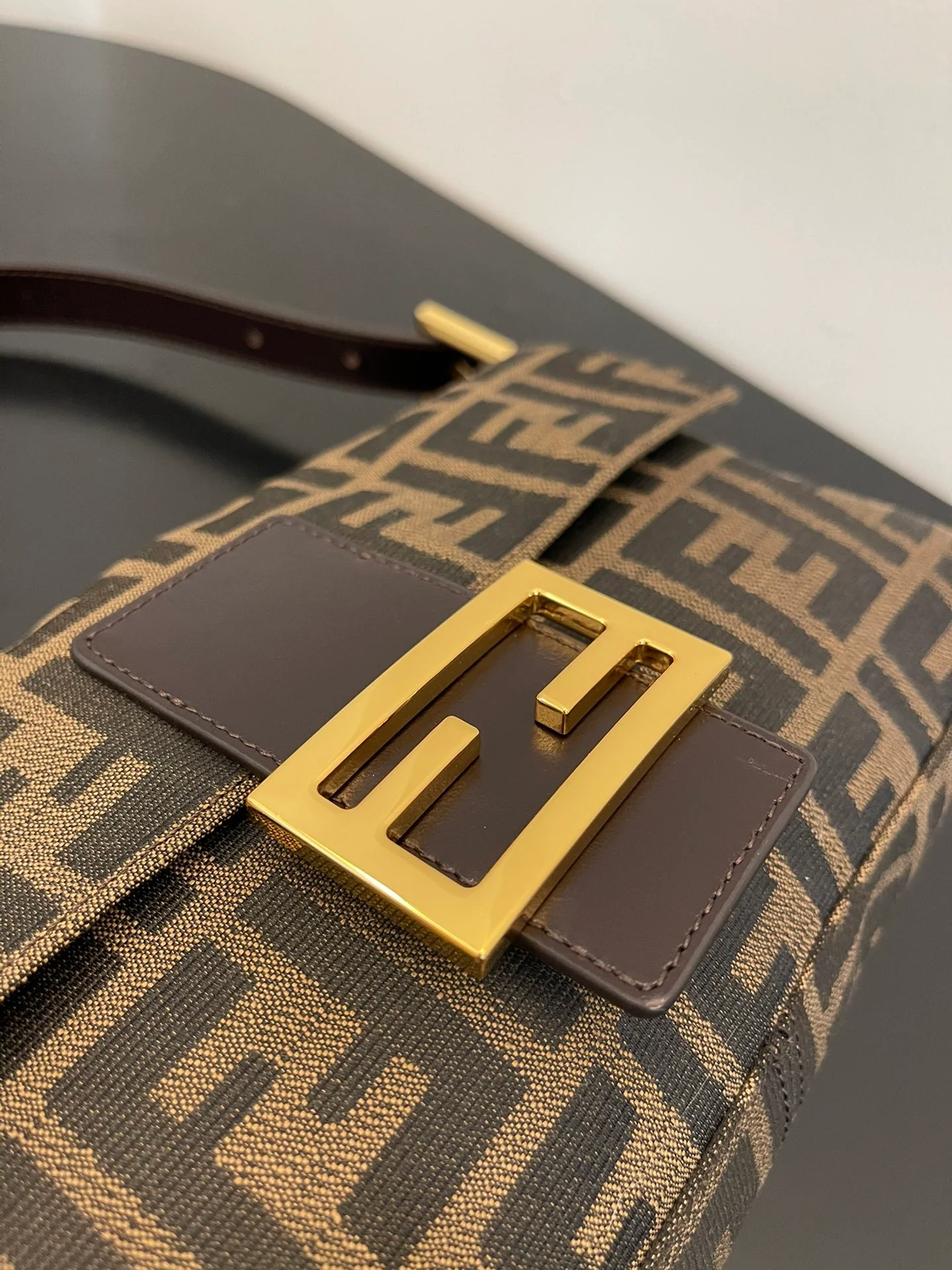 Сумка-багет Fendi Monogram Vintage с золотой пряжкой