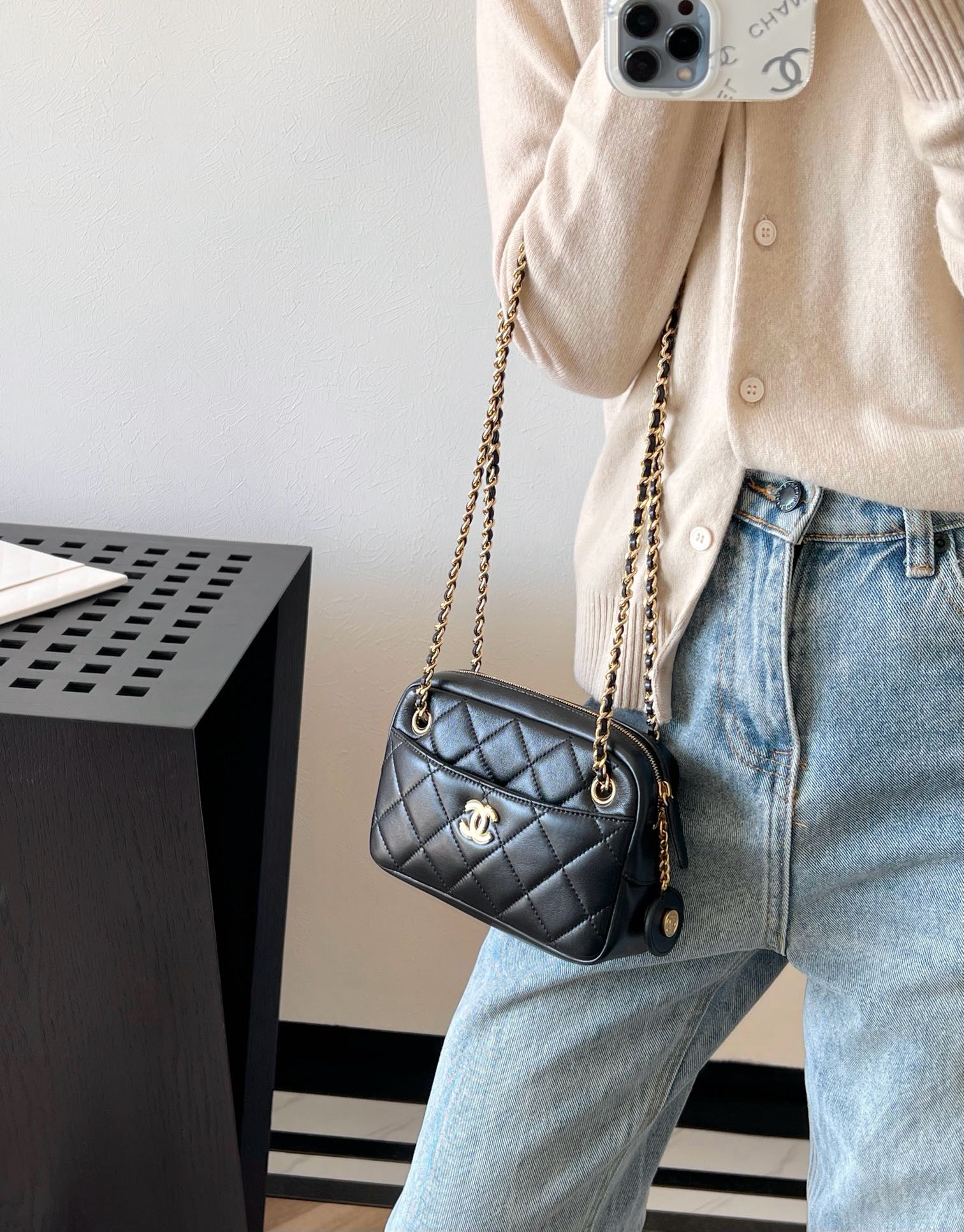 Сумка-фотоаппарат Chanel из 24-каратного золота с монетой, средний размер, черная.