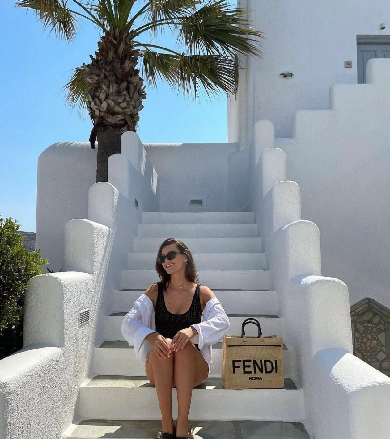 Сумка-шоппер Fendi Sunshine ручной работы из соломы — фото в ней.