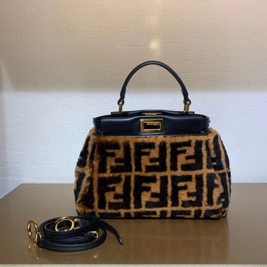 Шерстяная сумка Fendi с выглядывающими элементами