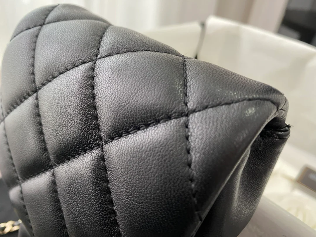 Сумка для телефона Chanel CF Pearl из коллекции Весна/Лето 2020 - Черная